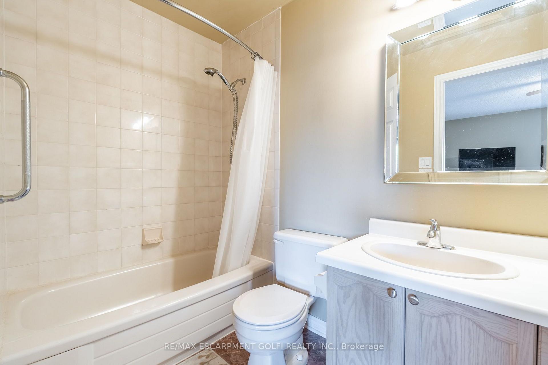 Photo 15 of 53 Myrtle Avenue, St. Catharines, Facer — HOMEH