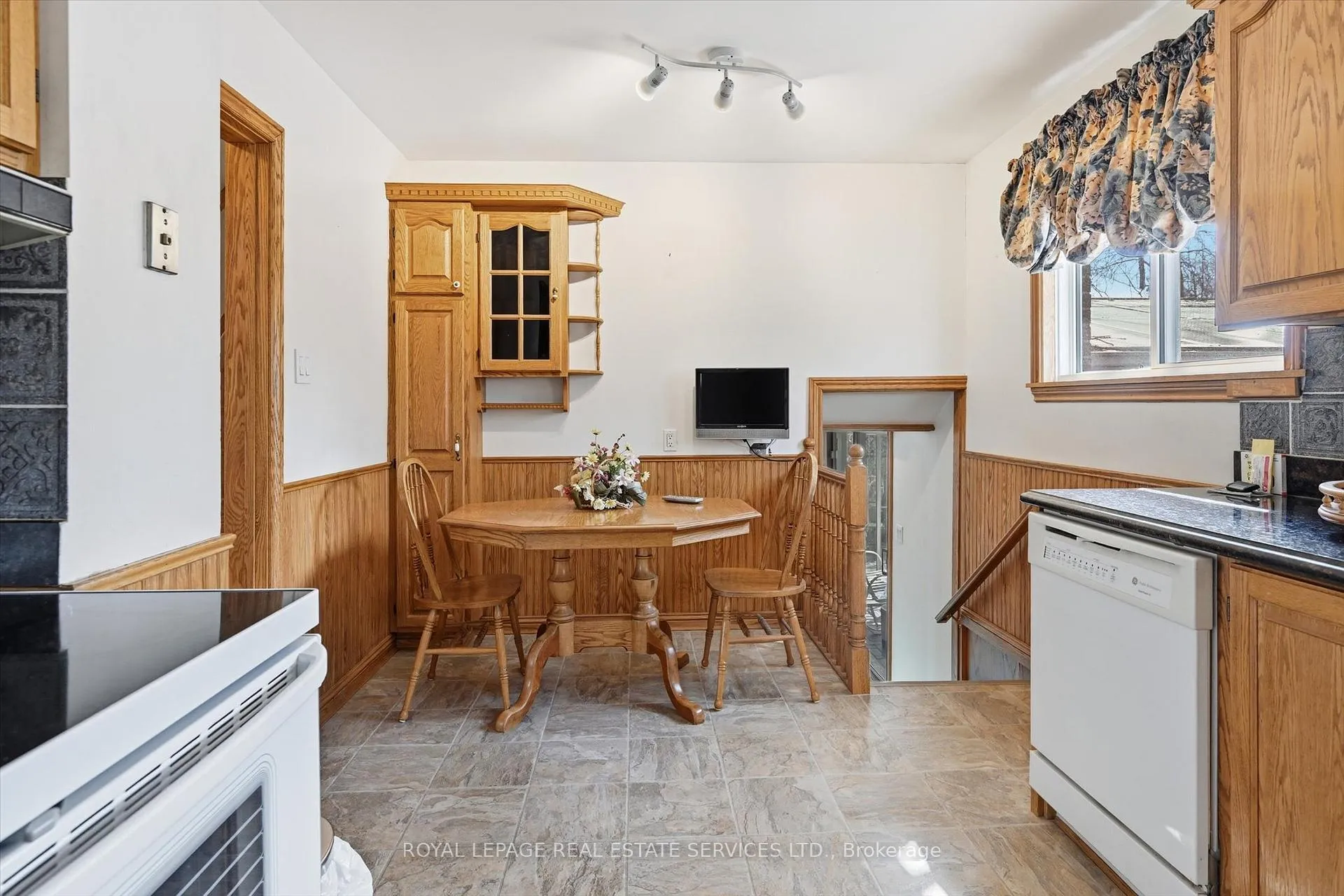 Photo 26 of 224 Sunray Road, Oakville, Bronte — HOMEH