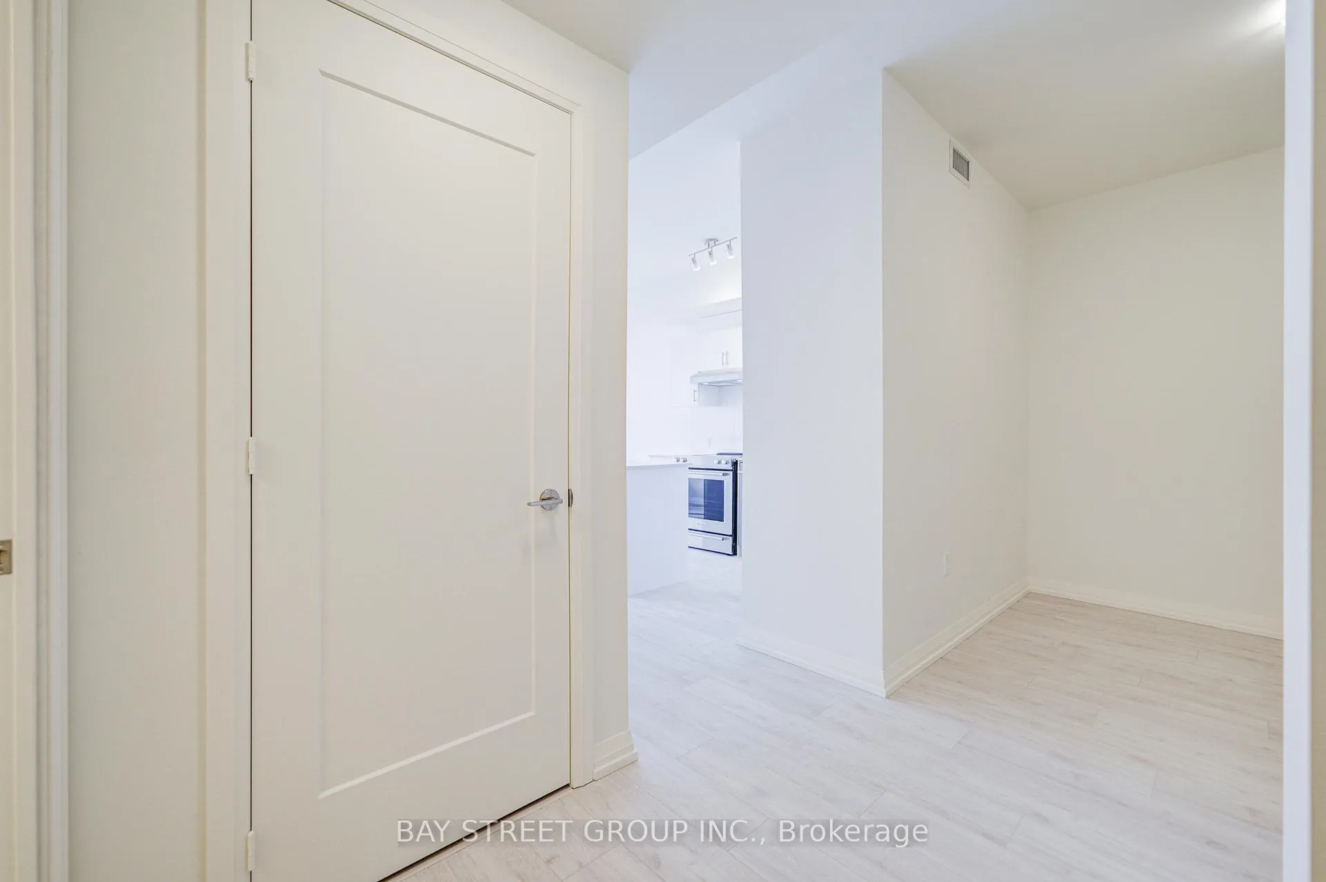 Photo 5 of Unit 1712, 27 Korda Gate, Vaughan, Vellore Village — HOMEH