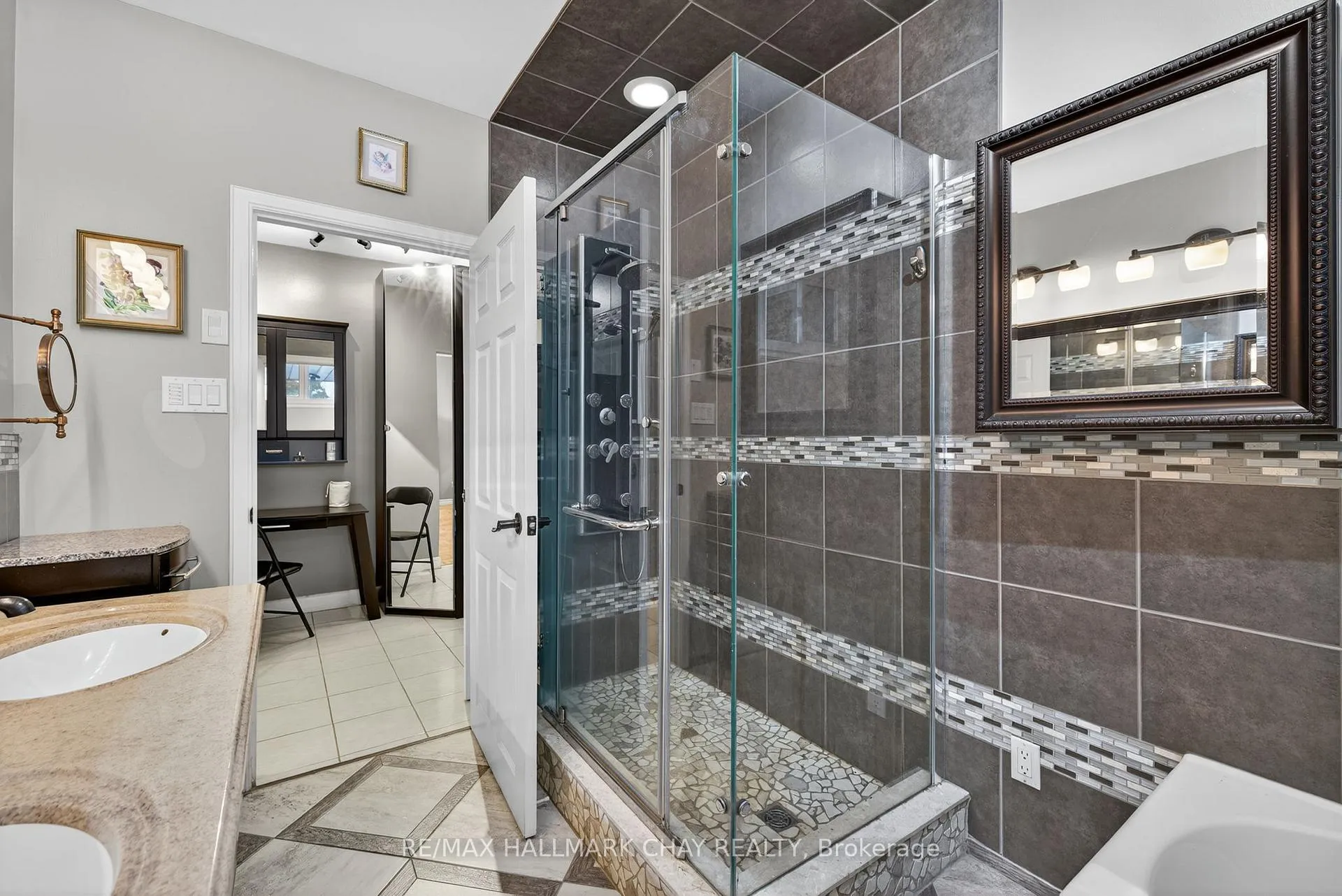 Photo 21 of 39 Highfield Crescent, Georgina, Historic Lakeshore Communities — HOMEH