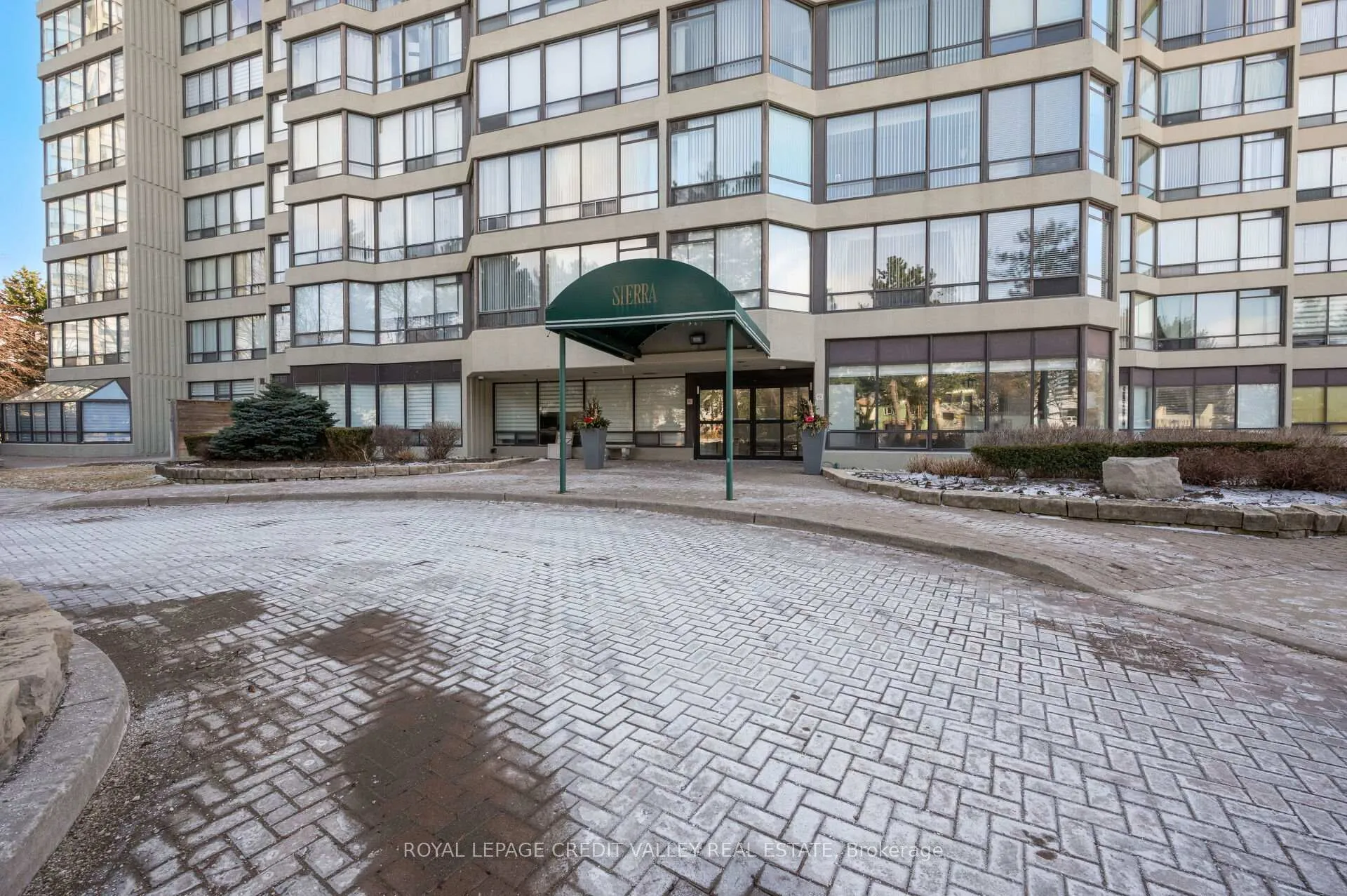 Photo 5 of 26 Hanover Road, Brampton, Queen Street Corridor — HOMEH