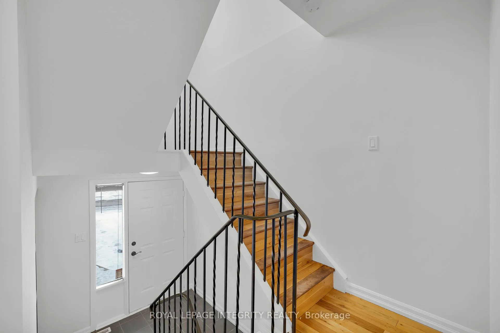 Photo 2 of 7 Fallow Court, Ottawa, Hunt Club Park/Greenboro — HOMEH