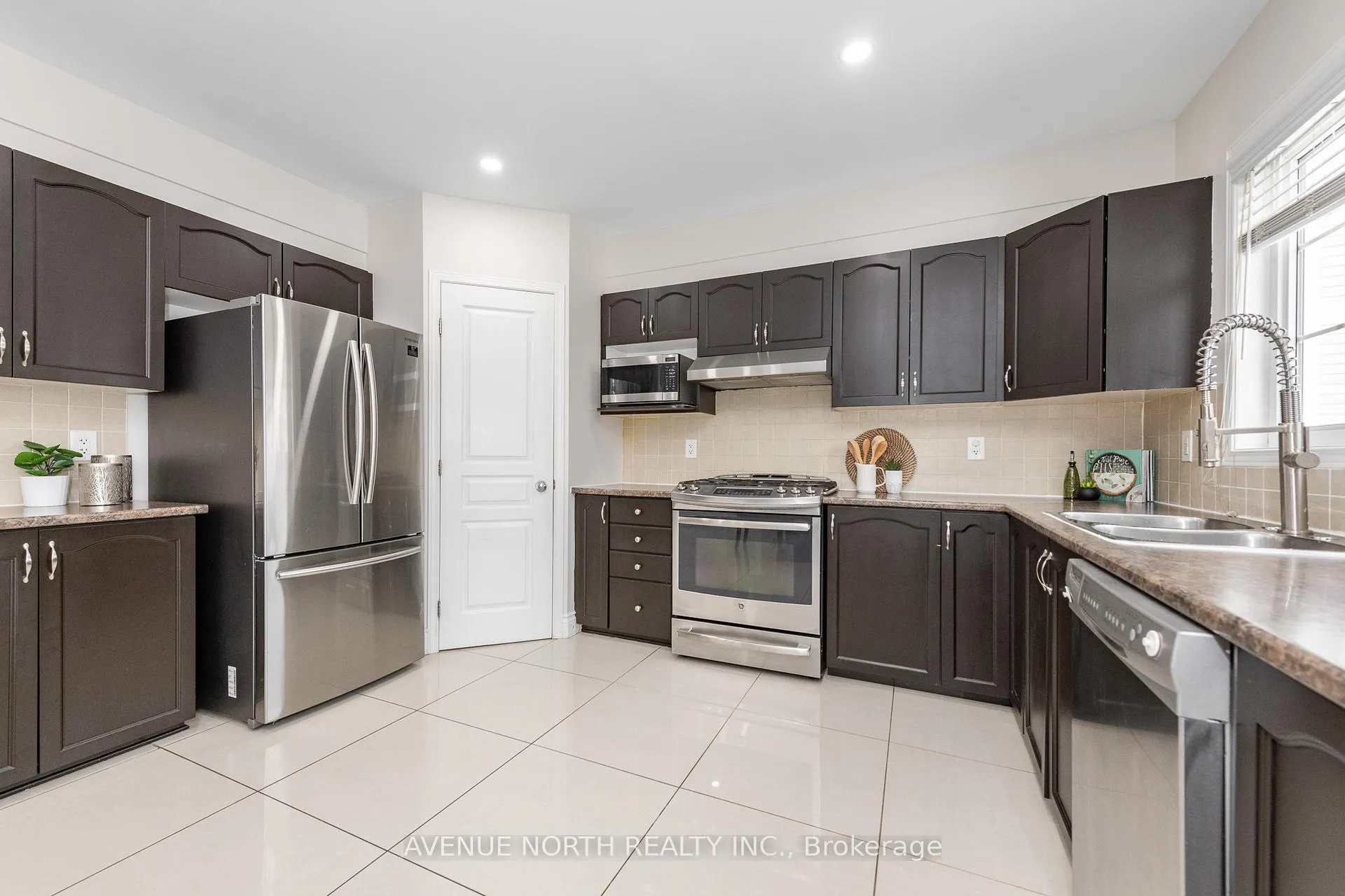 Photo 17 of 400 Deer View Avenue, Ottawa, Blossom Park/Kemp Park/Findlay Creek — HOMEH