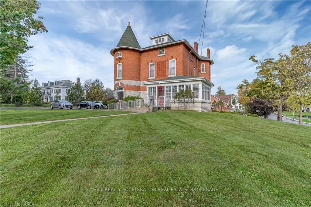 Front of 231 Dundas Street W