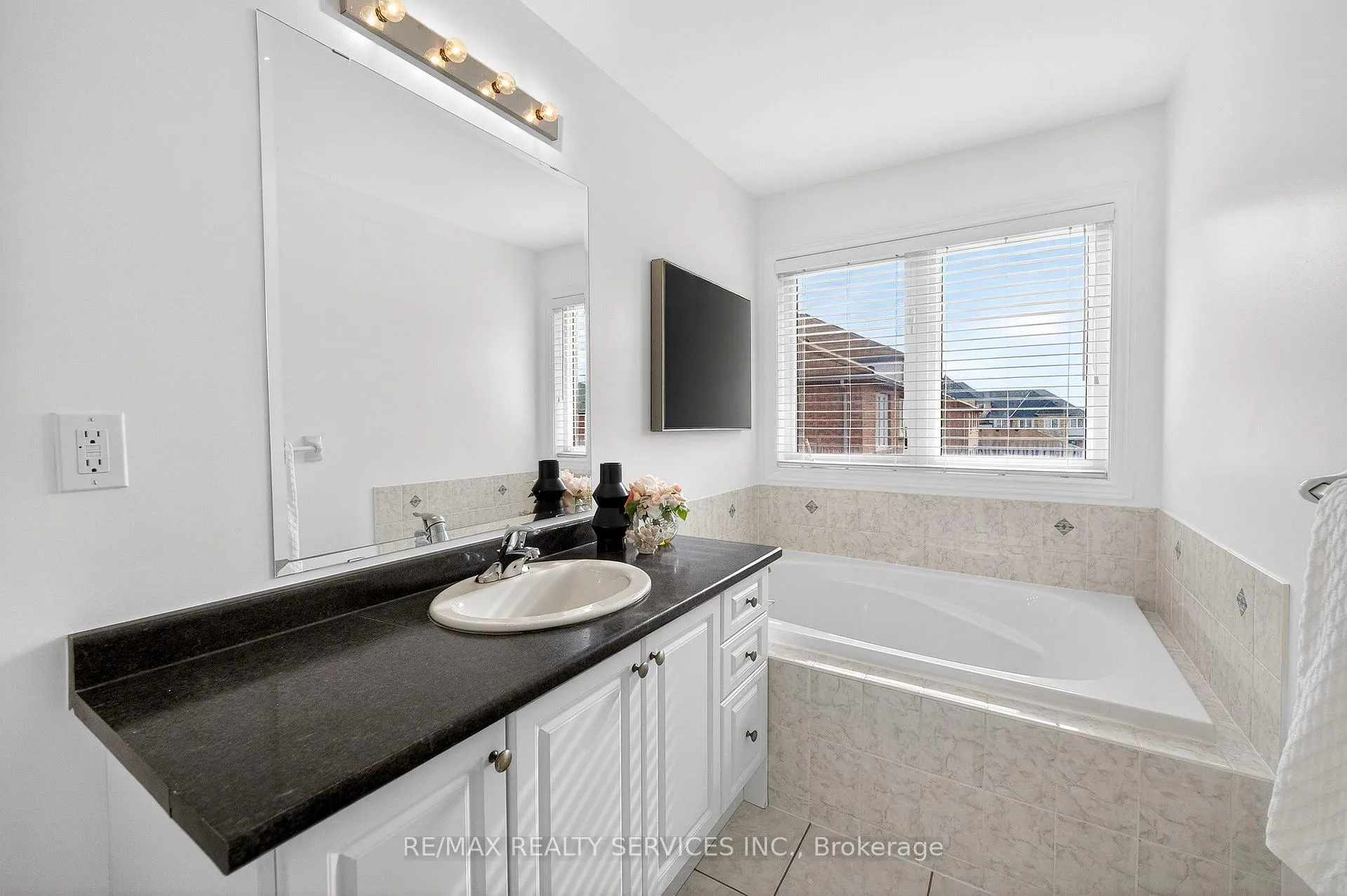 Photo 27 of 39 Lorenzo Circle, Brampton, Sandringham-Wellington — HOMEH