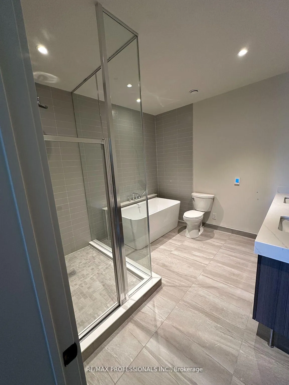 Photo 13 of Unit 410, 123 Maurice Drive, Oakville, Central — HOMEH