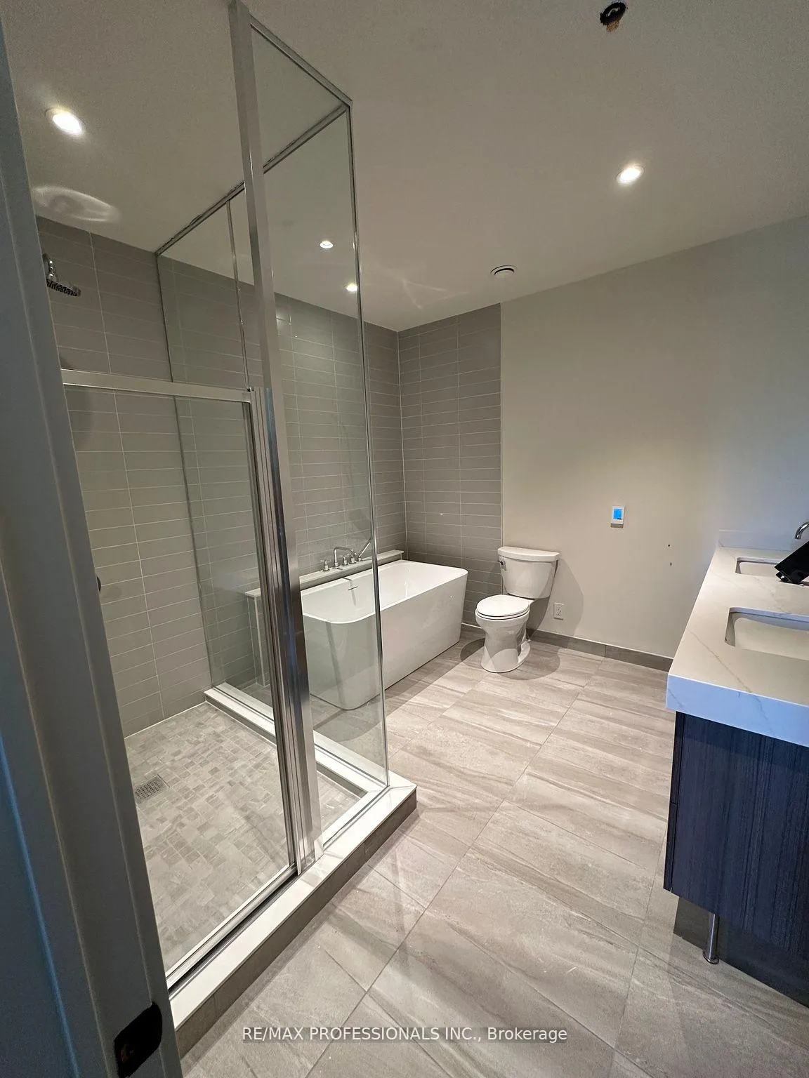Photo 14 of Unit 410, 123 Maurice Drive, Oakville, Central — HOMEH