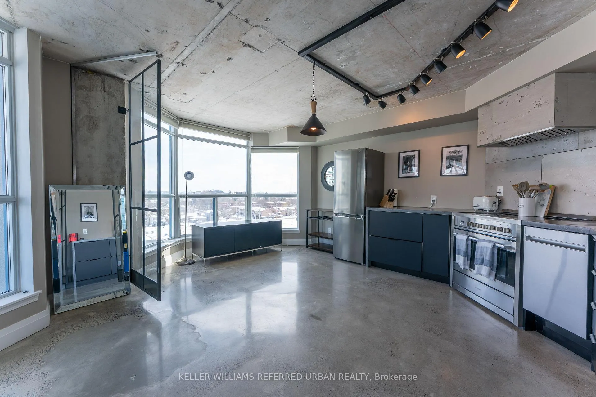 Front of Unit 801, 340 Watson Street W