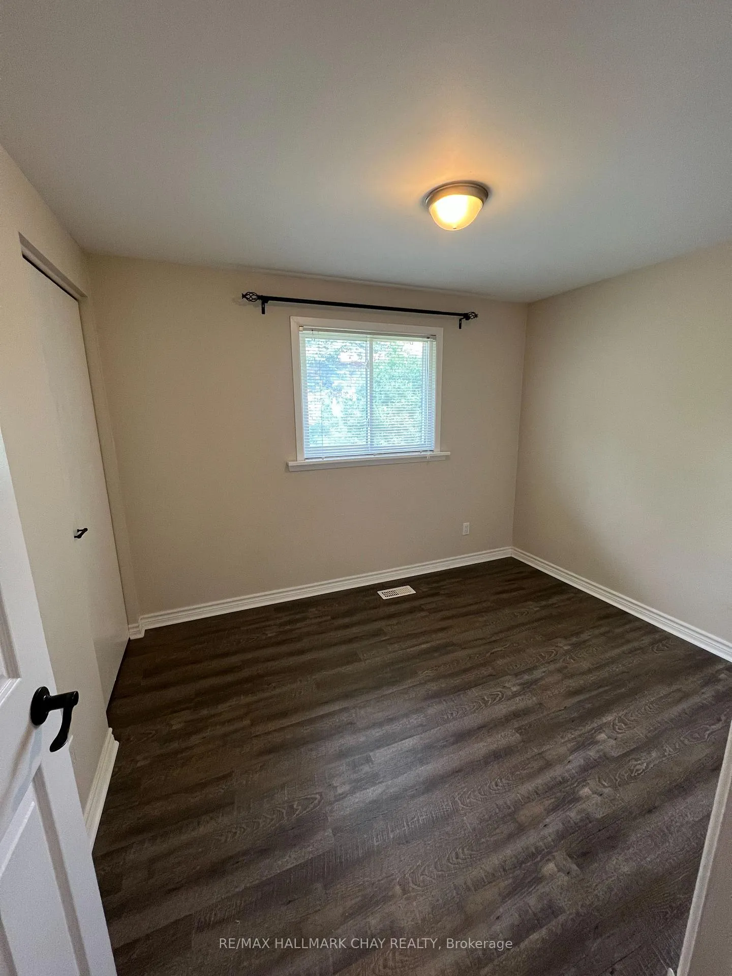 Photo 6 of Unit Upper, 26 Roslyn Road, Barrie, Wellington — HOMEH