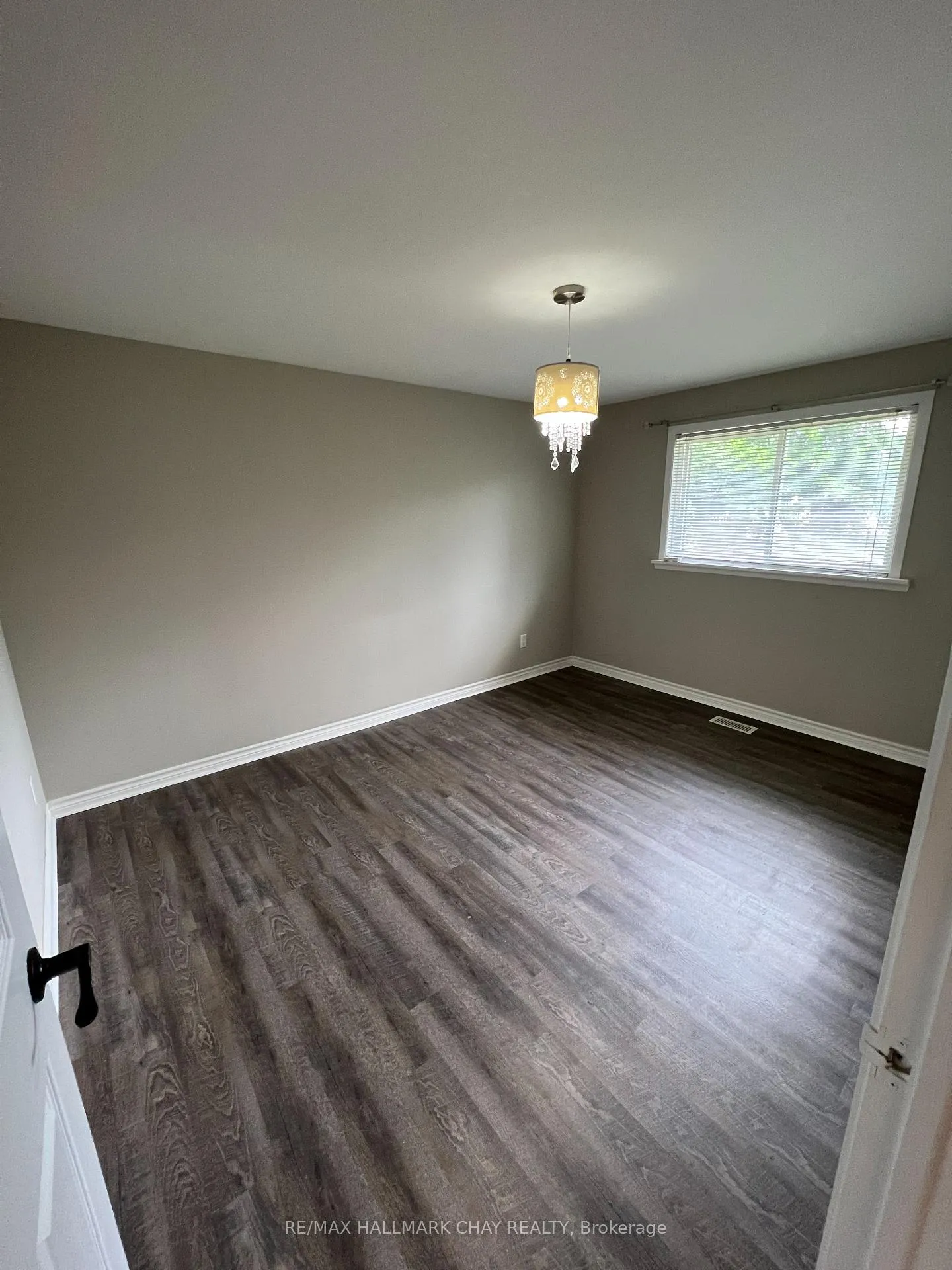 Photo 7 of Unit Upper, 26 Roslyn Road, Barrie, Wellington — HOMEH