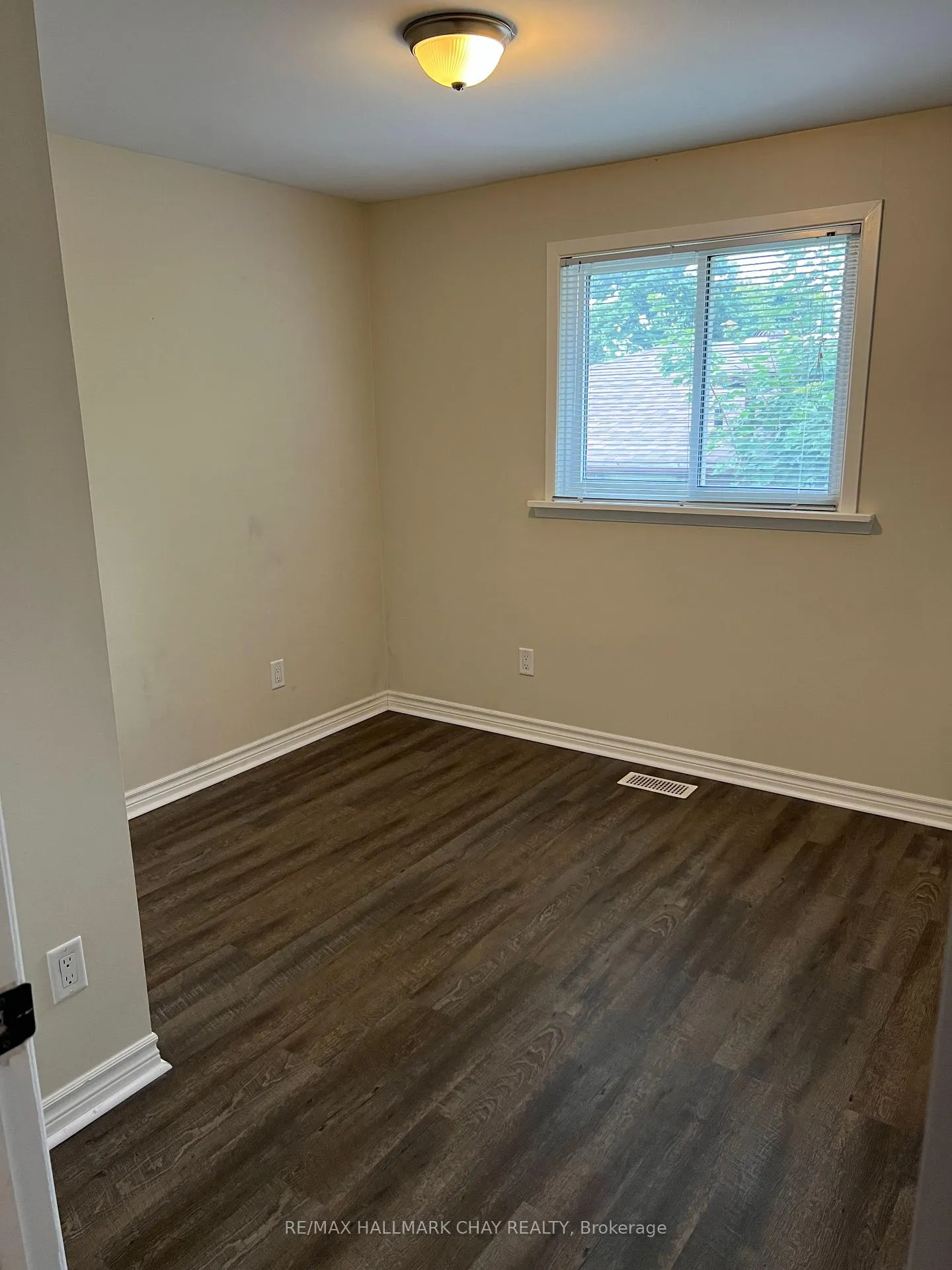 Photo 8 of Unit Upper, 26 Roslyn Road, Barrie, Wellington — HOMEH