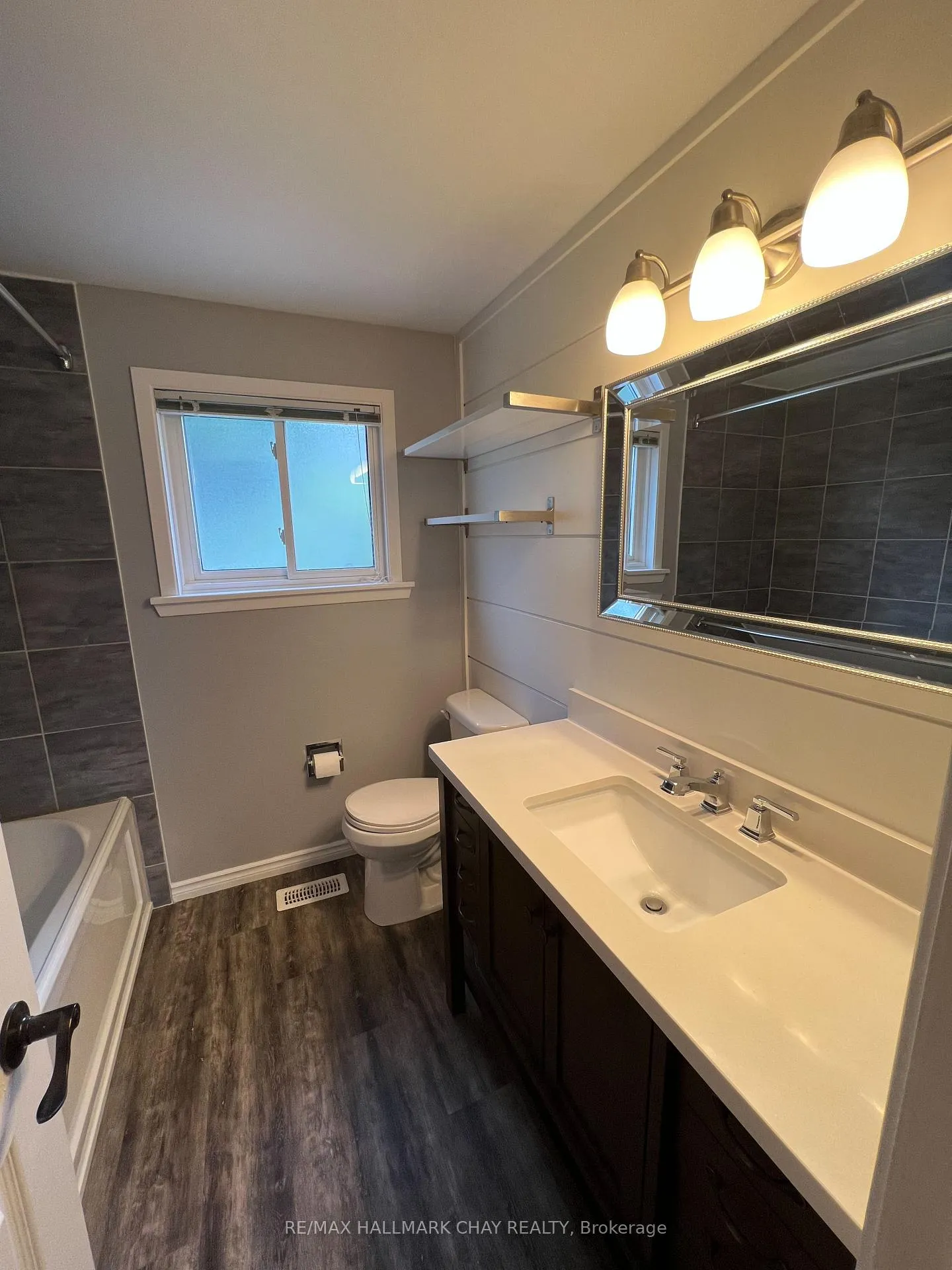 Photo 9 of Unit Upper, 26 Roslyn Road, Barrie, Wellington — HOMEH