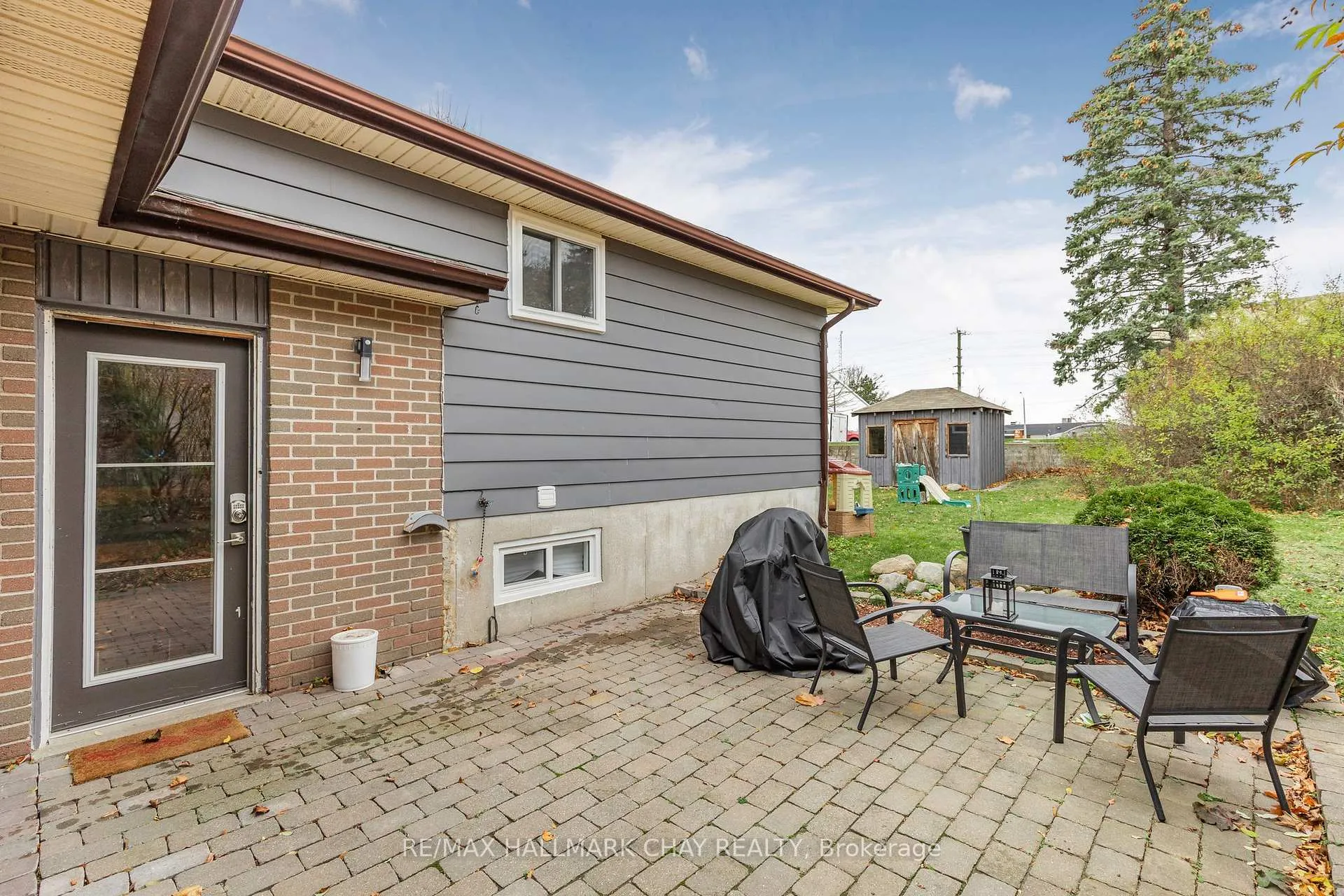 Photo 11 of Unit Upper, 26 Roslyn Road, Barrie, Wellington — HOMEH