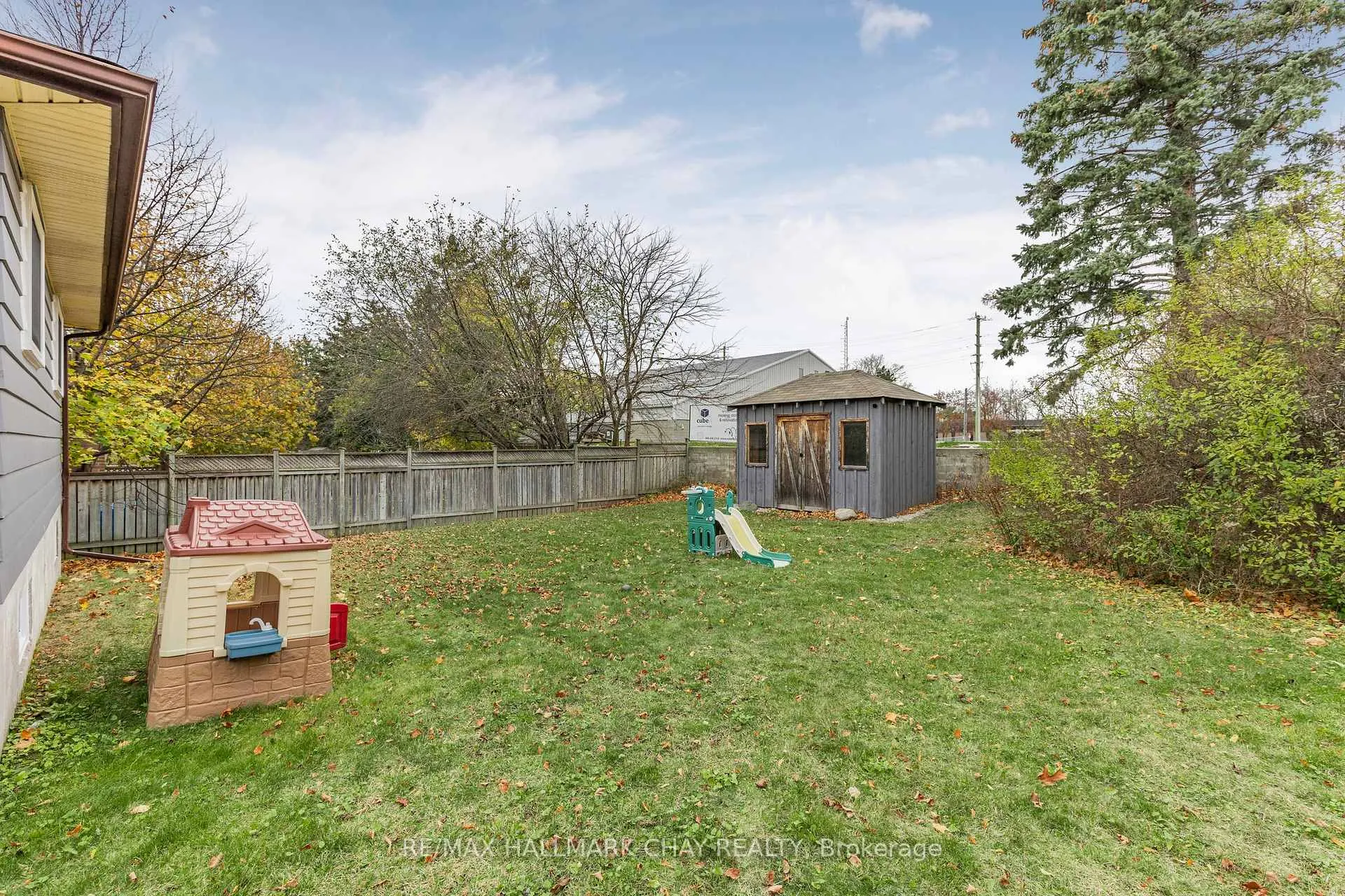 Photo 12 of Unit Upper, 26 Roslyn Road, Barrie, Wellington — HOMEH