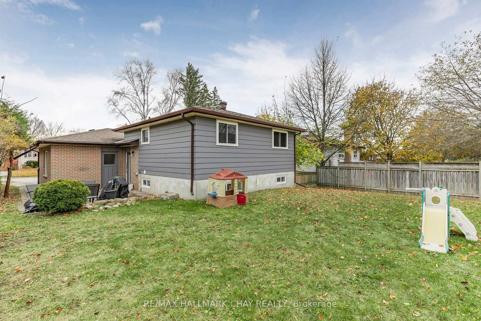 Photo 13 of Unit Upper, 26 Roslyn Road, Barrie, Wellington — HOMEH