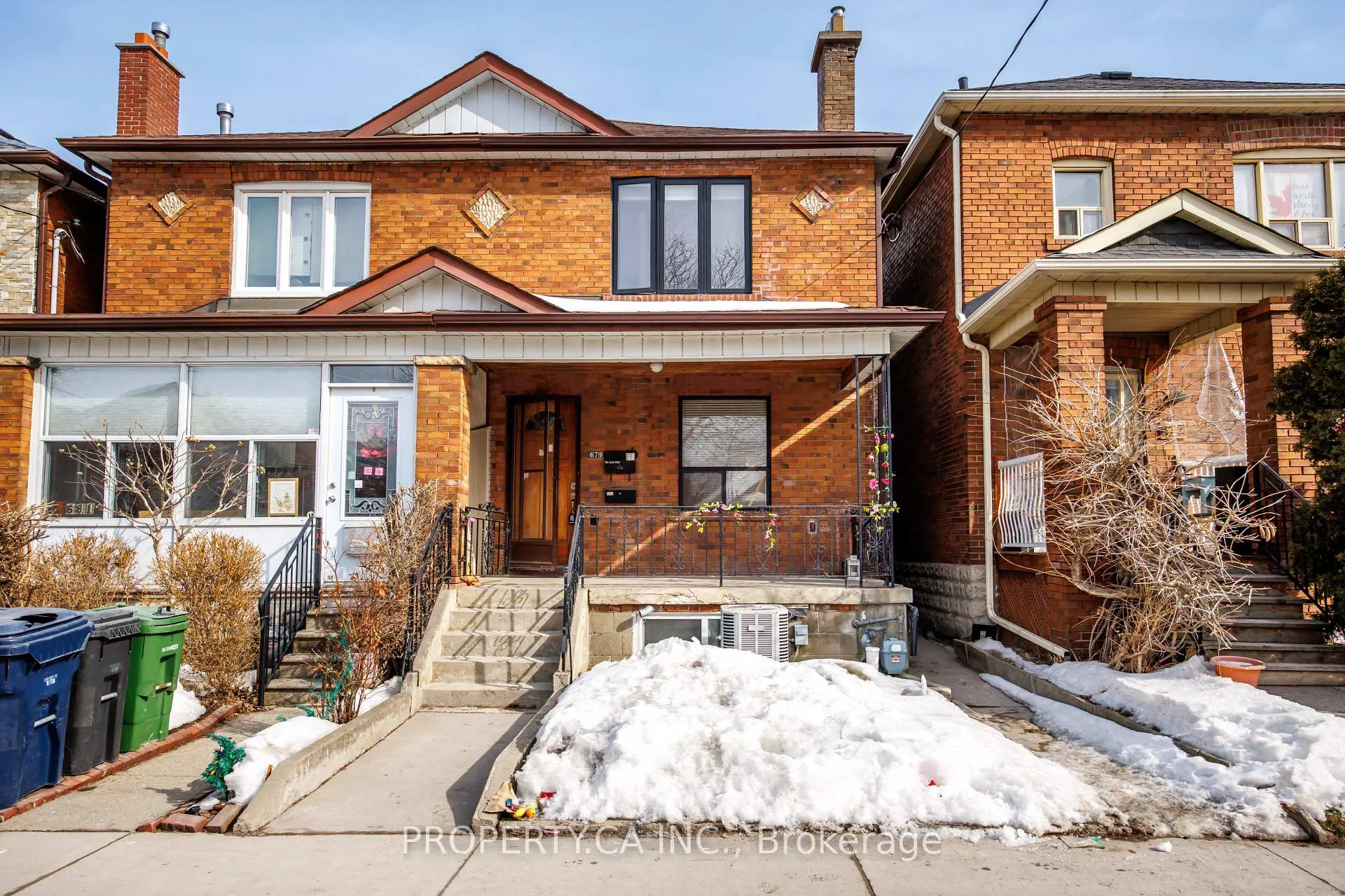 Front of 679 Vaughan Road