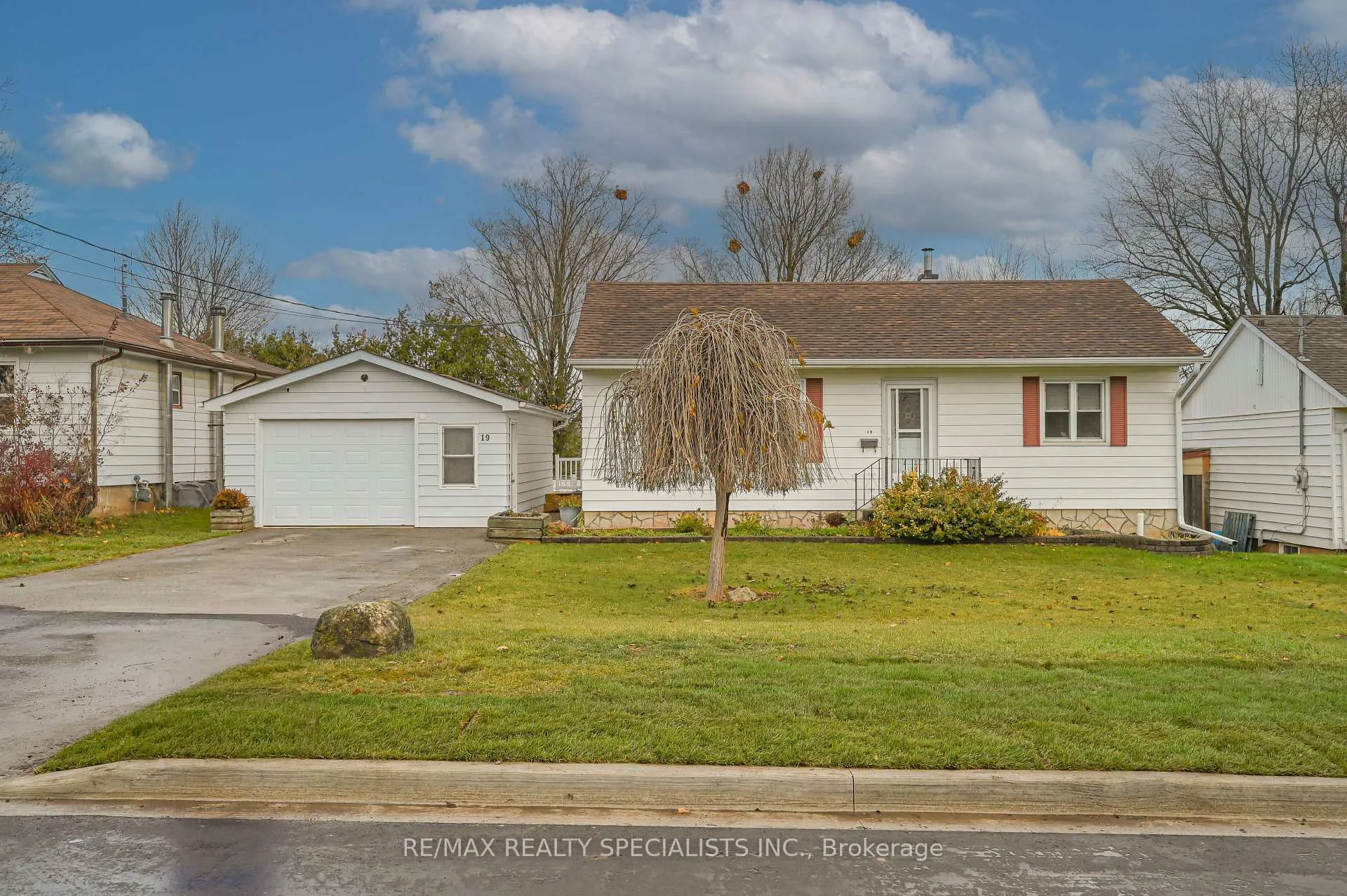Photo 1 of 19 Temple Road, Halton Hills, Georgetown — HOMEH
