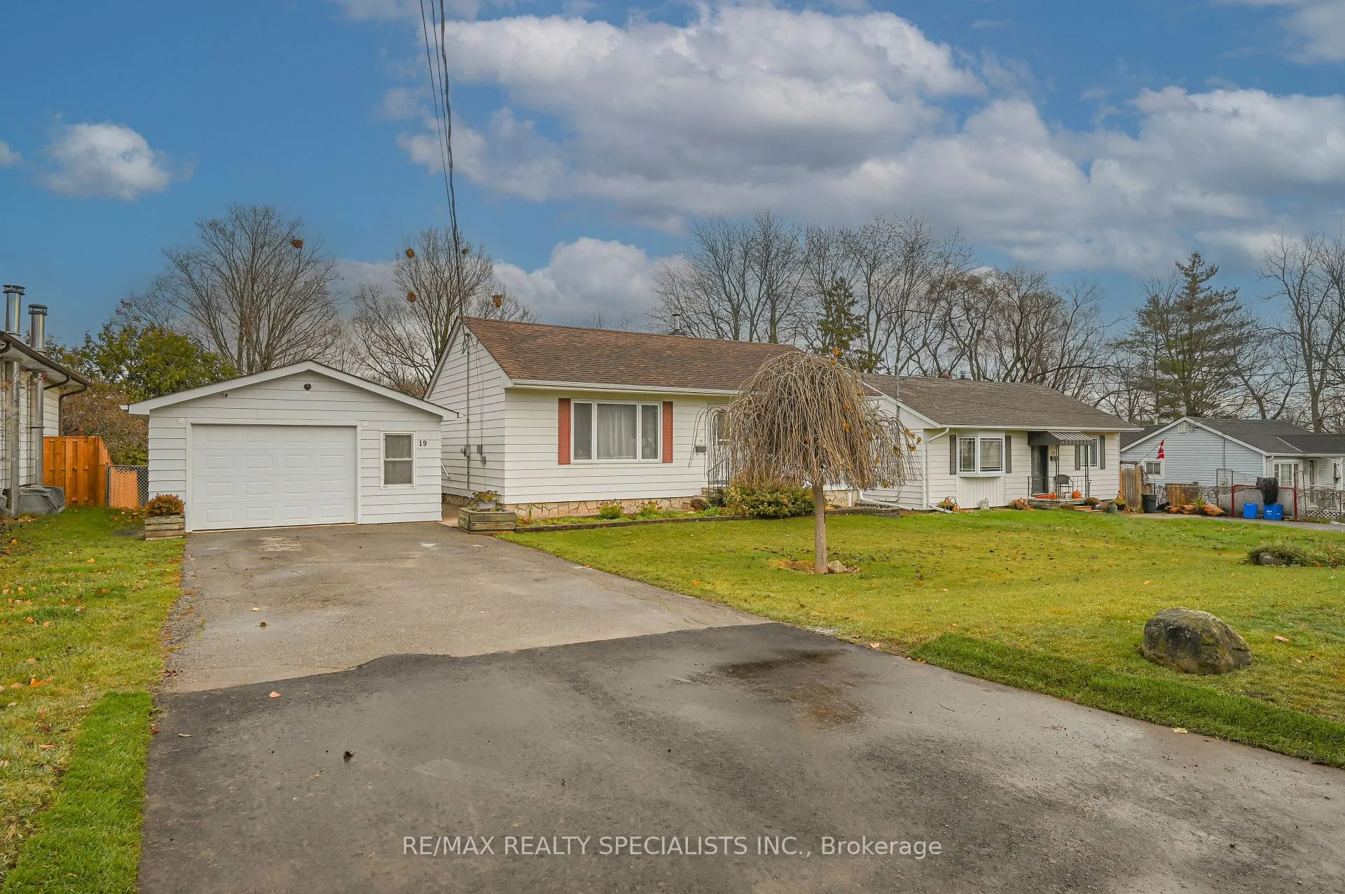 Photo 2 of 19 Temple Road, Halton Hills, Georgetown — HOMEH
