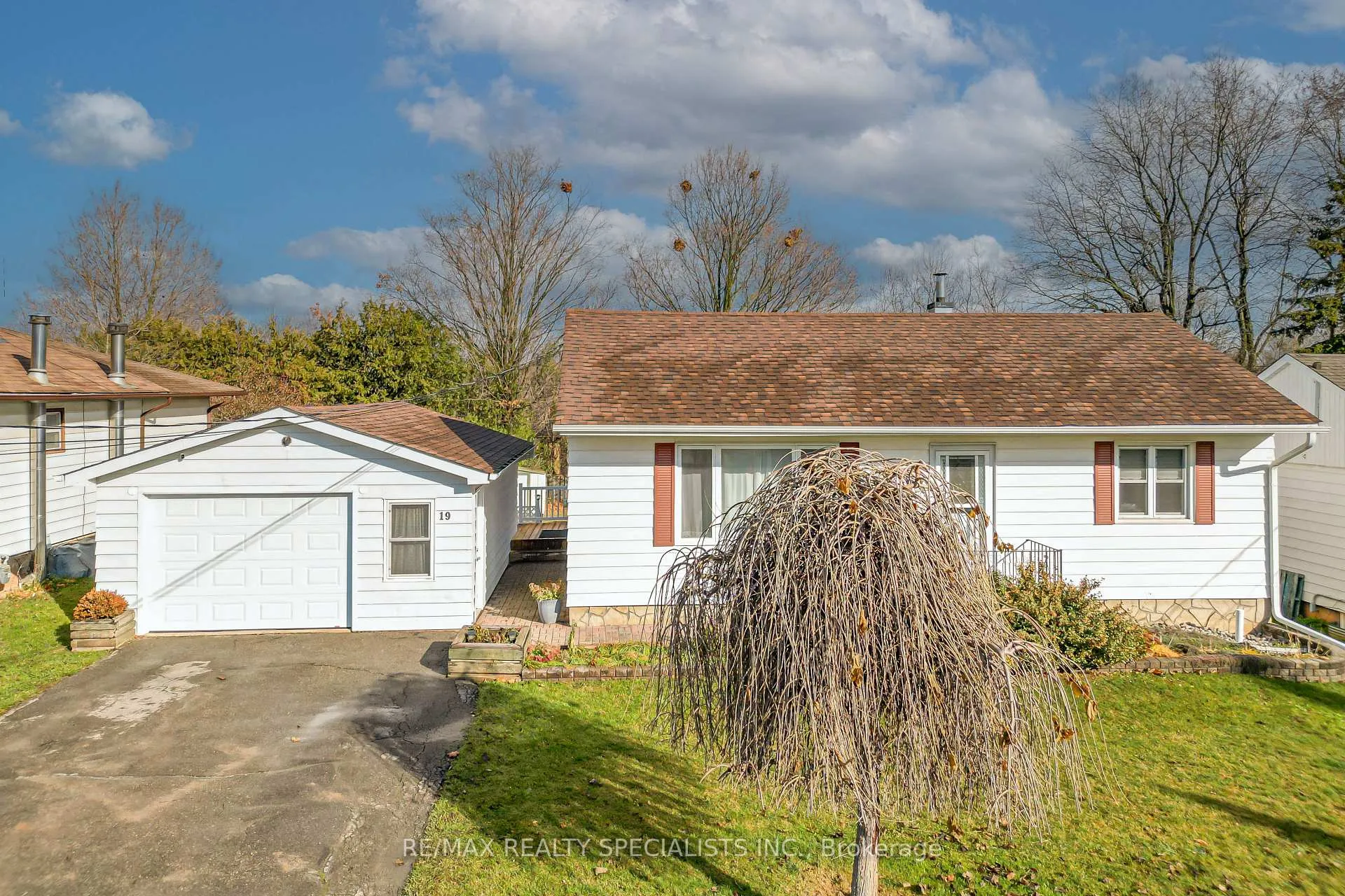 Photo 3 of 19 Temple Road, Halton Hills, Georgetown — HOMEH