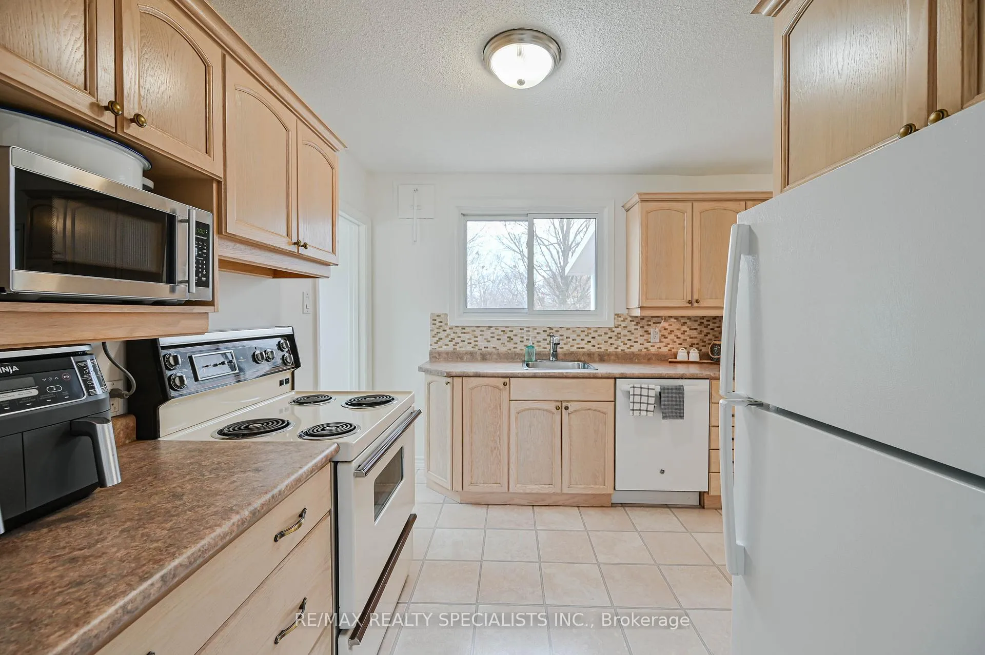 Photo 15 of 19 Temple Road, Halton Hills, Georgetown — HOMEH