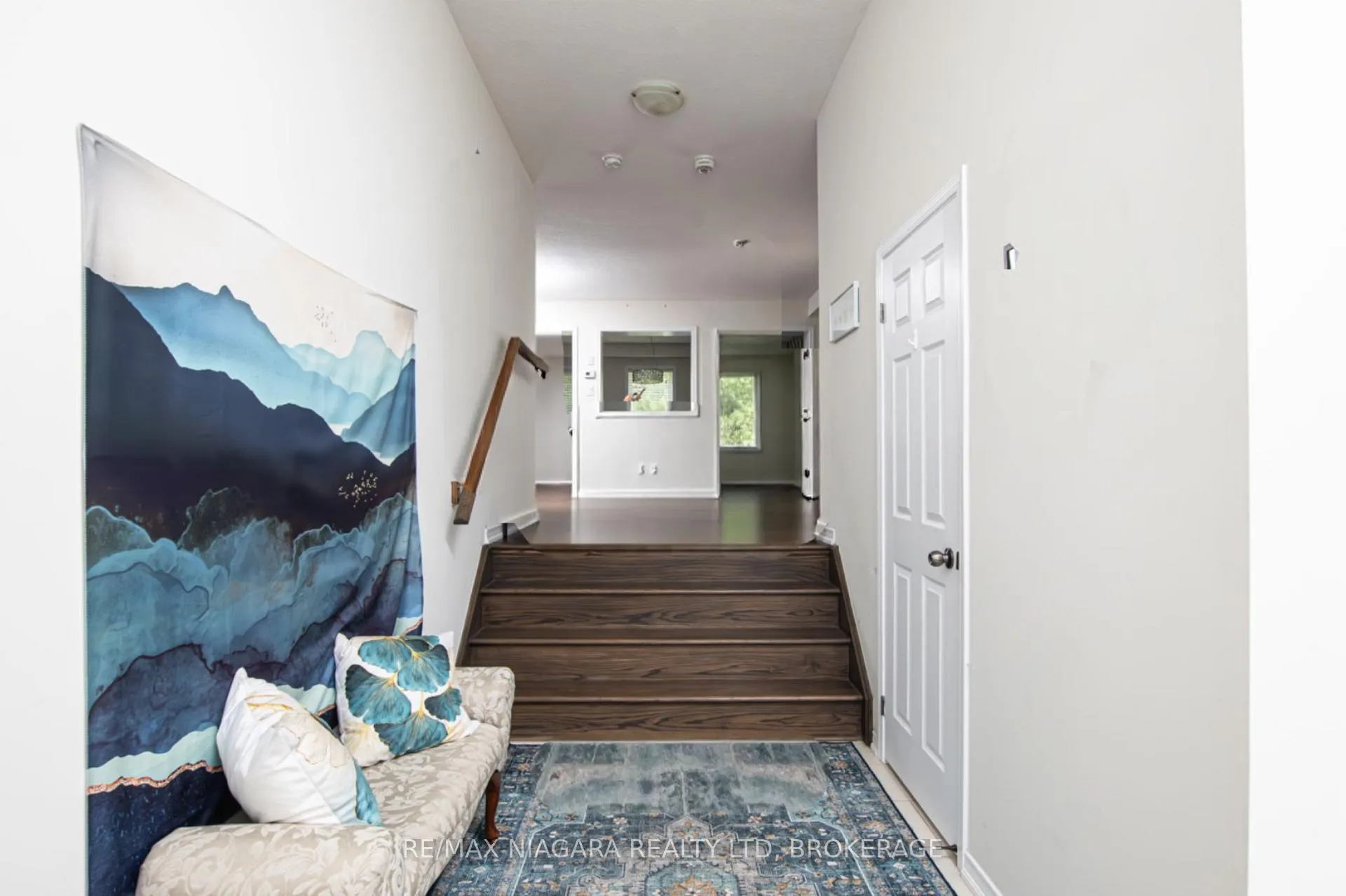 Photo 2 of 8573 Sweet Chestnut Drive, Niagara Falls, Brown — HOMEH