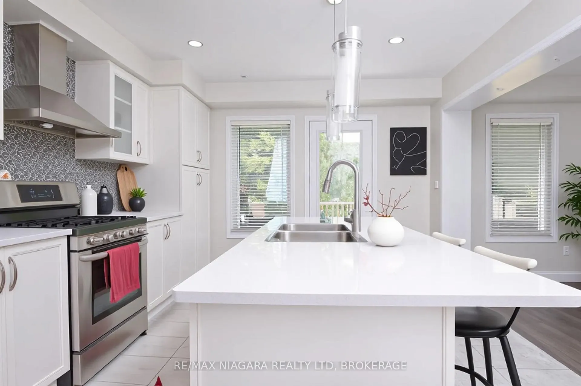 Photo 6 of 8573 Sweet Chestnut Drive, Niagara Falls, Brown — HOMEH