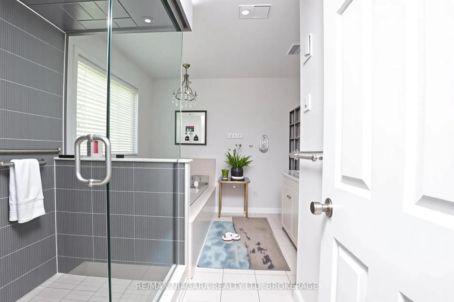 Photo 10 of 8573 Sweet Chestnut Drive, Niagara Falls, Brown — HOMEH