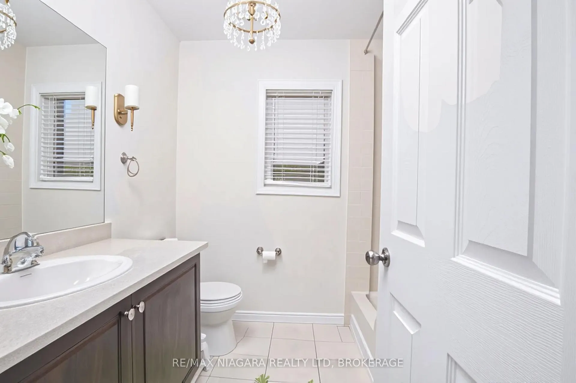 Photo 12 of 8573 Sweet Chestnut Drive, Niagara Falls, Brown — HOMEH