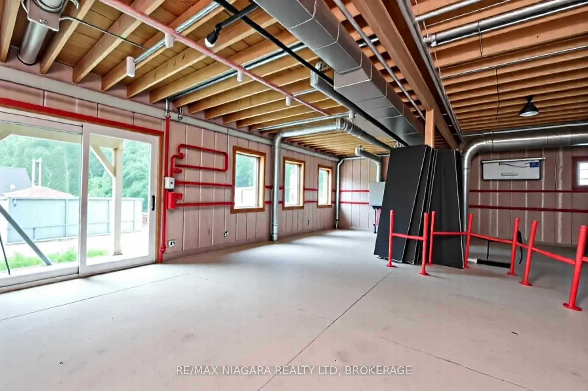 Photo 14 of 8573 Sweet Chestnut Drive, Niagara Falls, Brown — HOMEH