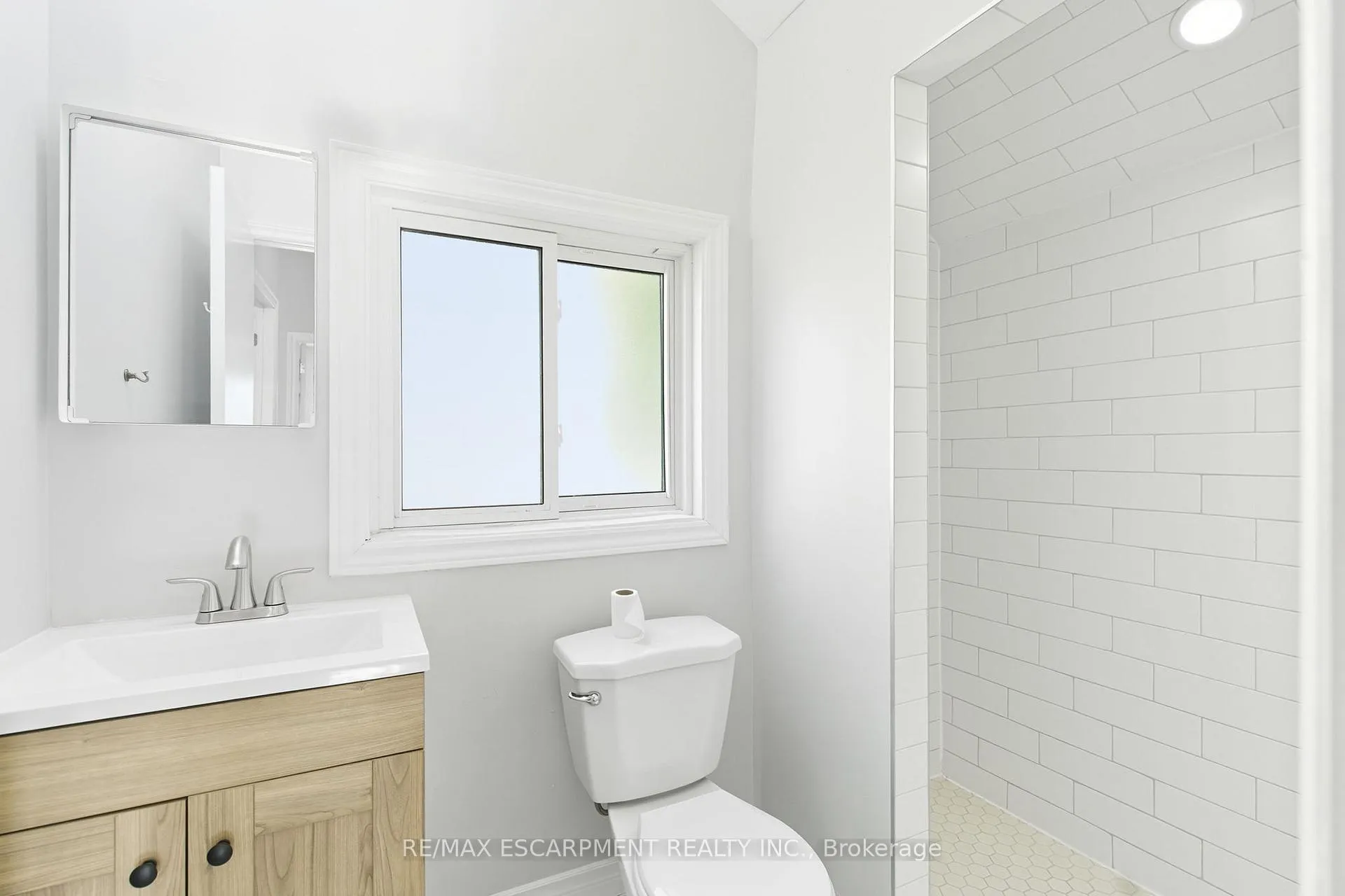 Photo 10 of Unit 2, 2 Windsor Street, Hamilton, Strathcona — HOMEH