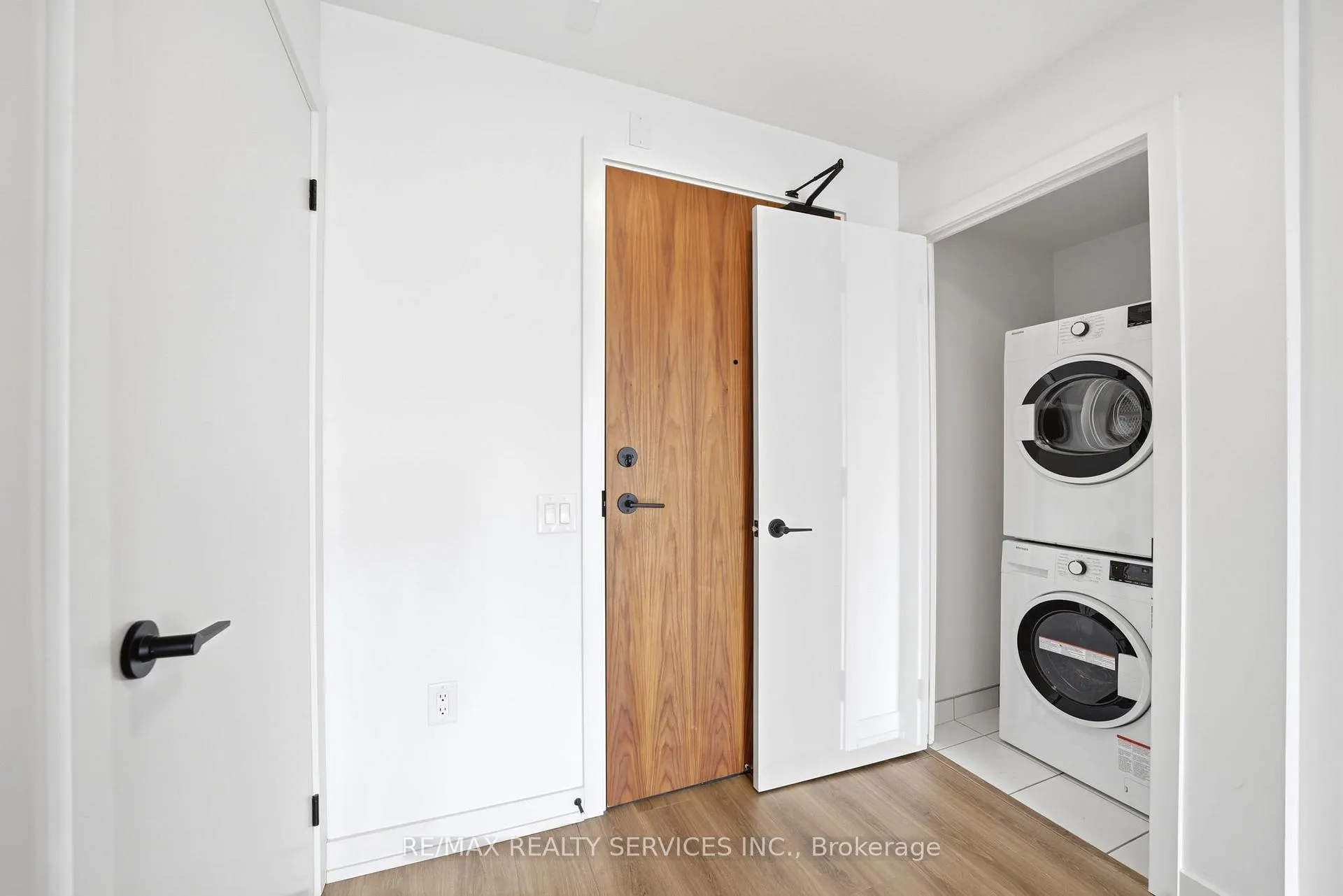 Photo 6 of Unit 208, 10 Lagerfeld Drive, Brampton, Northwest Brampton — HOMEH