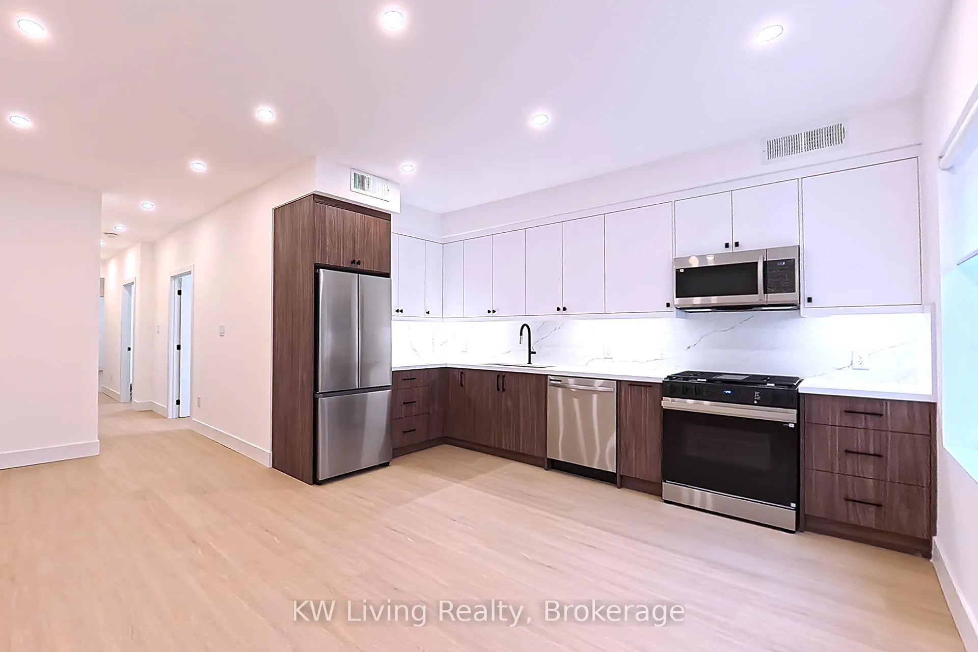 Photo 2 of Unit 101, 712 Eglinton Avenue E, Toronto, Leaside — HOMEH