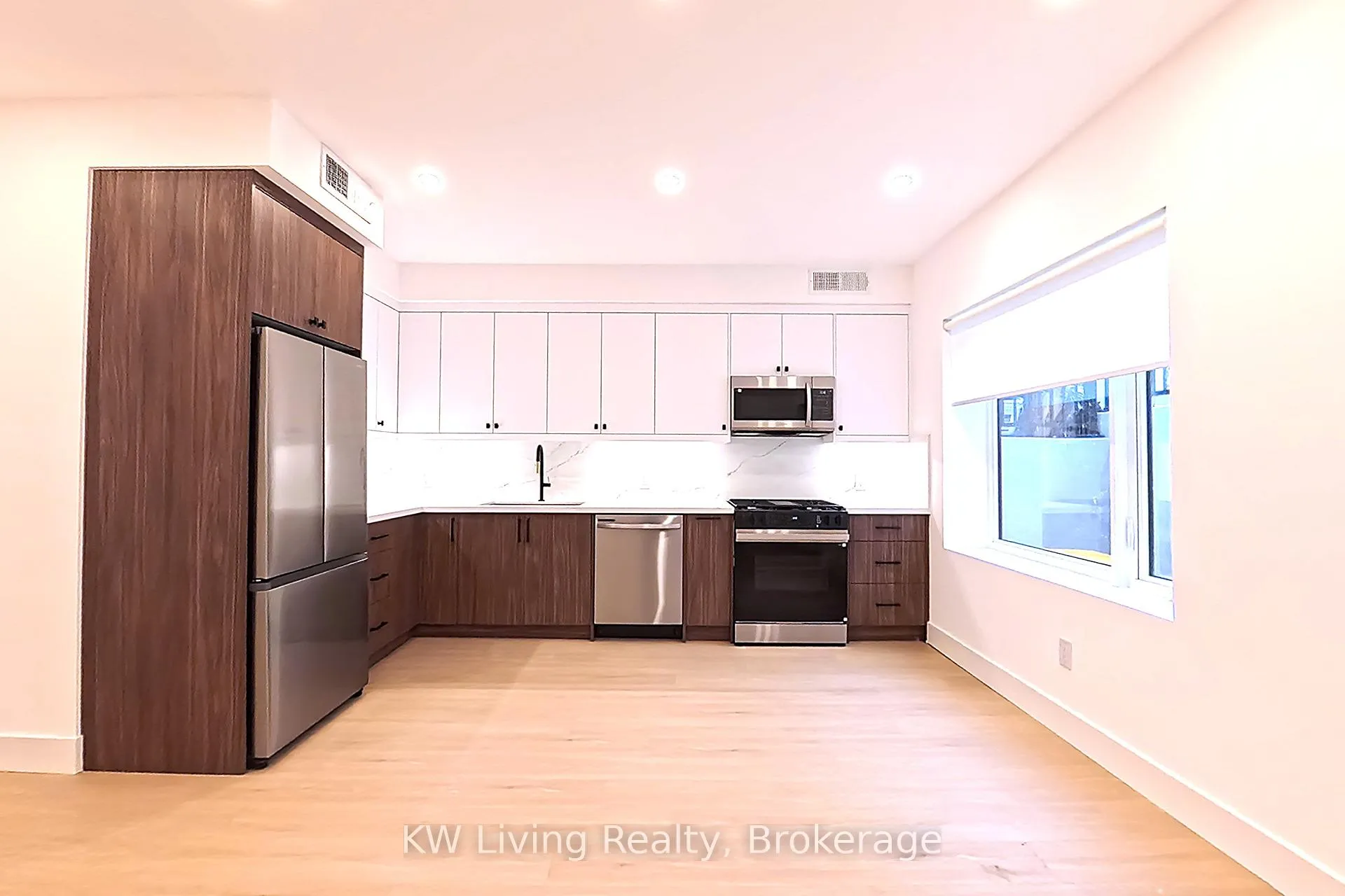 Photo 4 of Unit 101, 712 Eglinton Avenue E, Toronto, Leaside — HOMEH