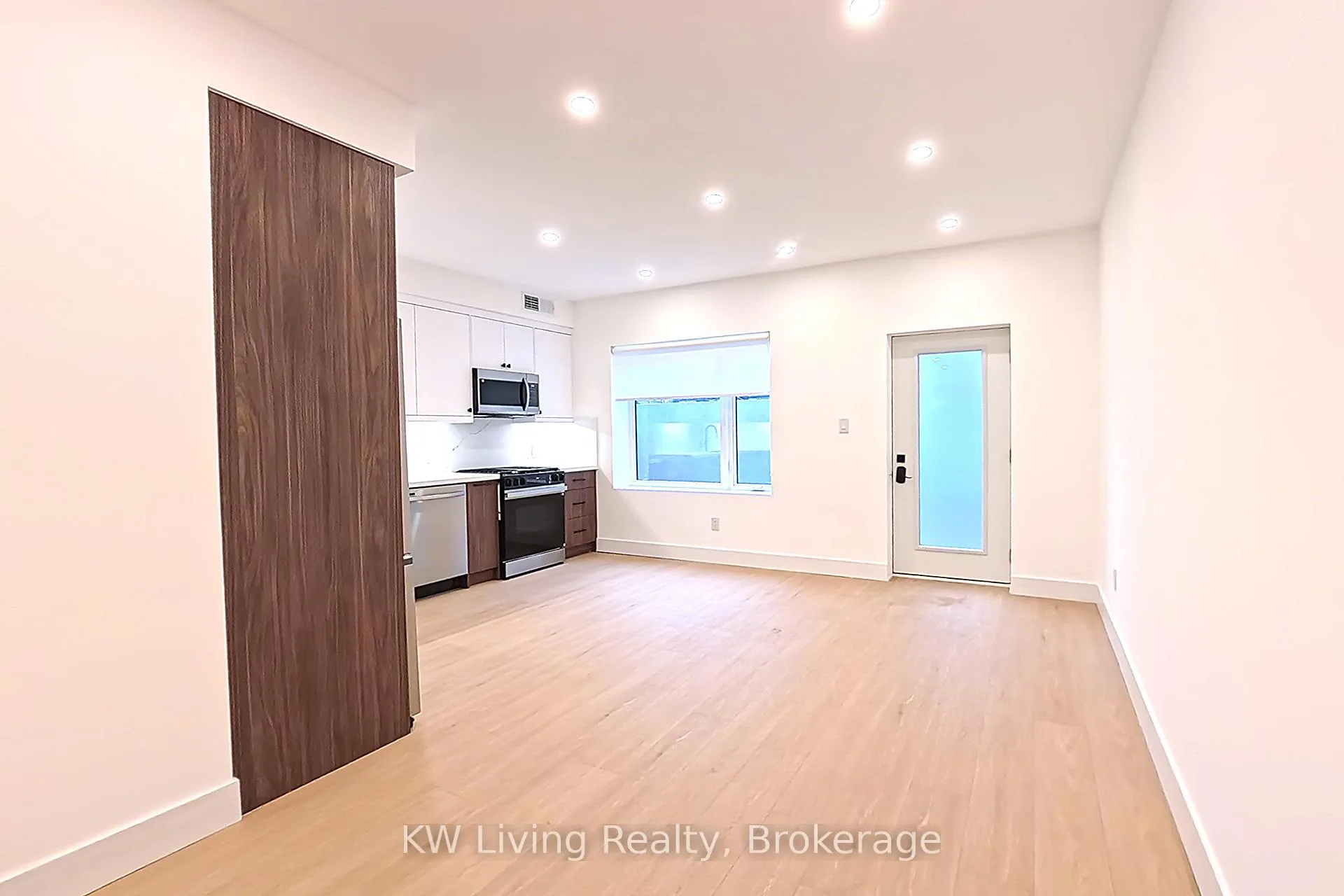 Photo 5 of Unit 101, 712 Eglinton Avenue E, Toronto, Leaside — HOMEH