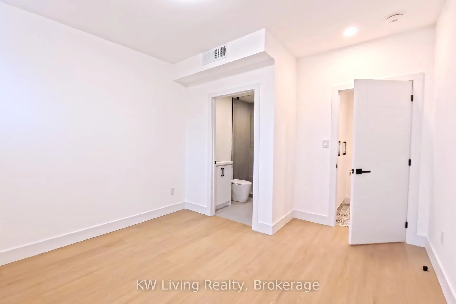 Photo 16 of Unit 101, 712 Eglinton Avenue E, Toronto, Leaside — HOMEH