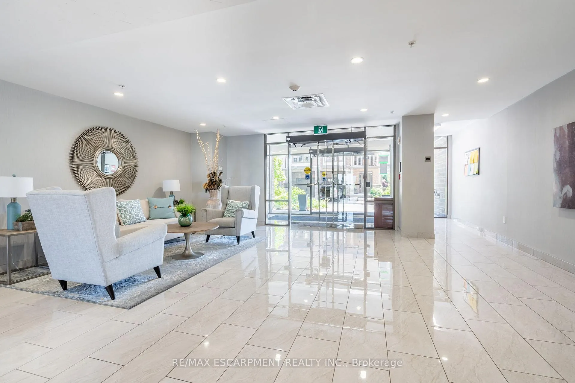 Photo 4 of Unit 313, 35 Southshore Crescent, Hamilton, Lakeshore — HOMEH