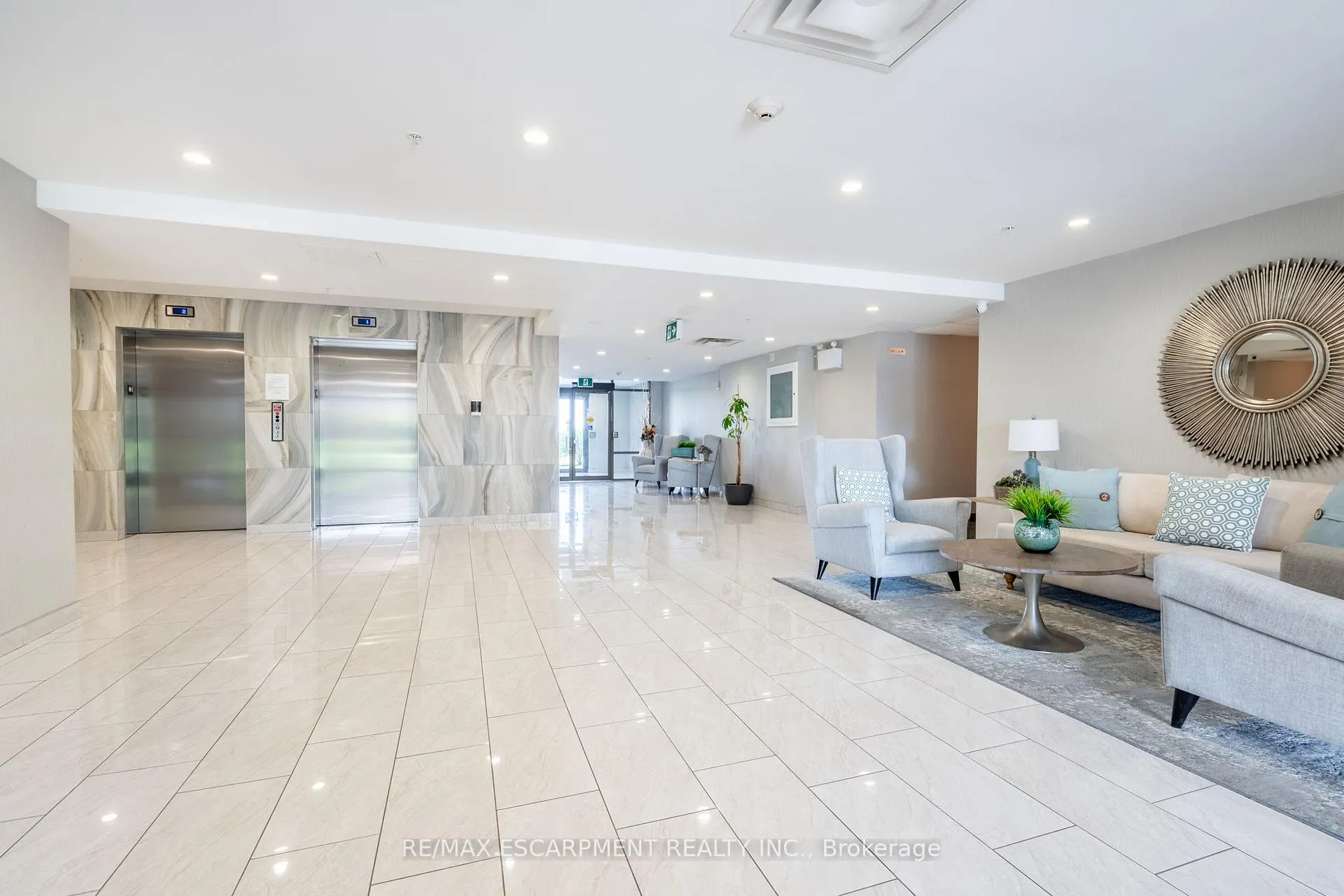 Photo 5 of Unit 313, 35 Southshore Crescent, Hamilton, Lakeshore — HOMEH