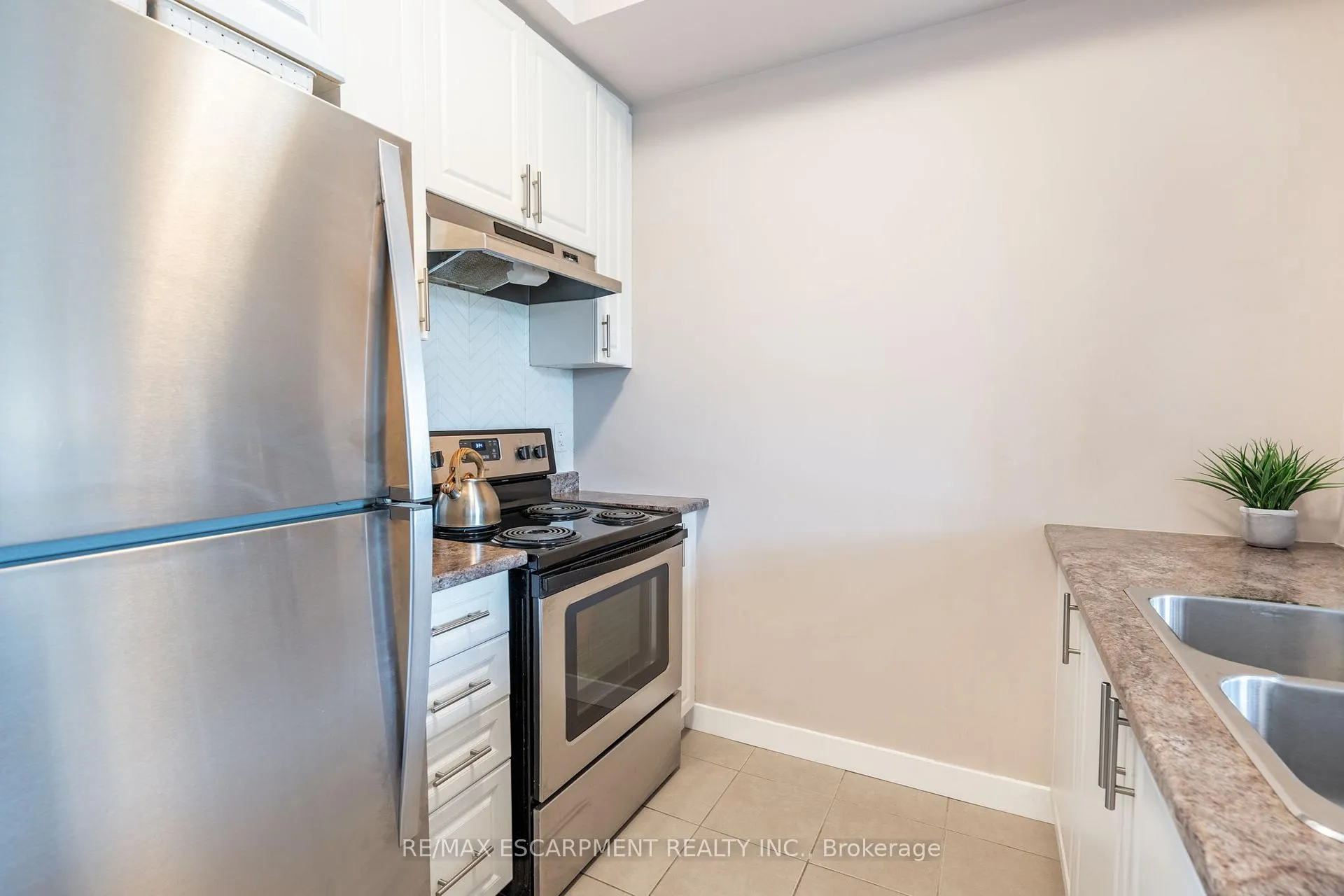 Photo 8 of Unit 313, 35 Southshore Crescent, Hamilton, Lakeshore — HOMEH