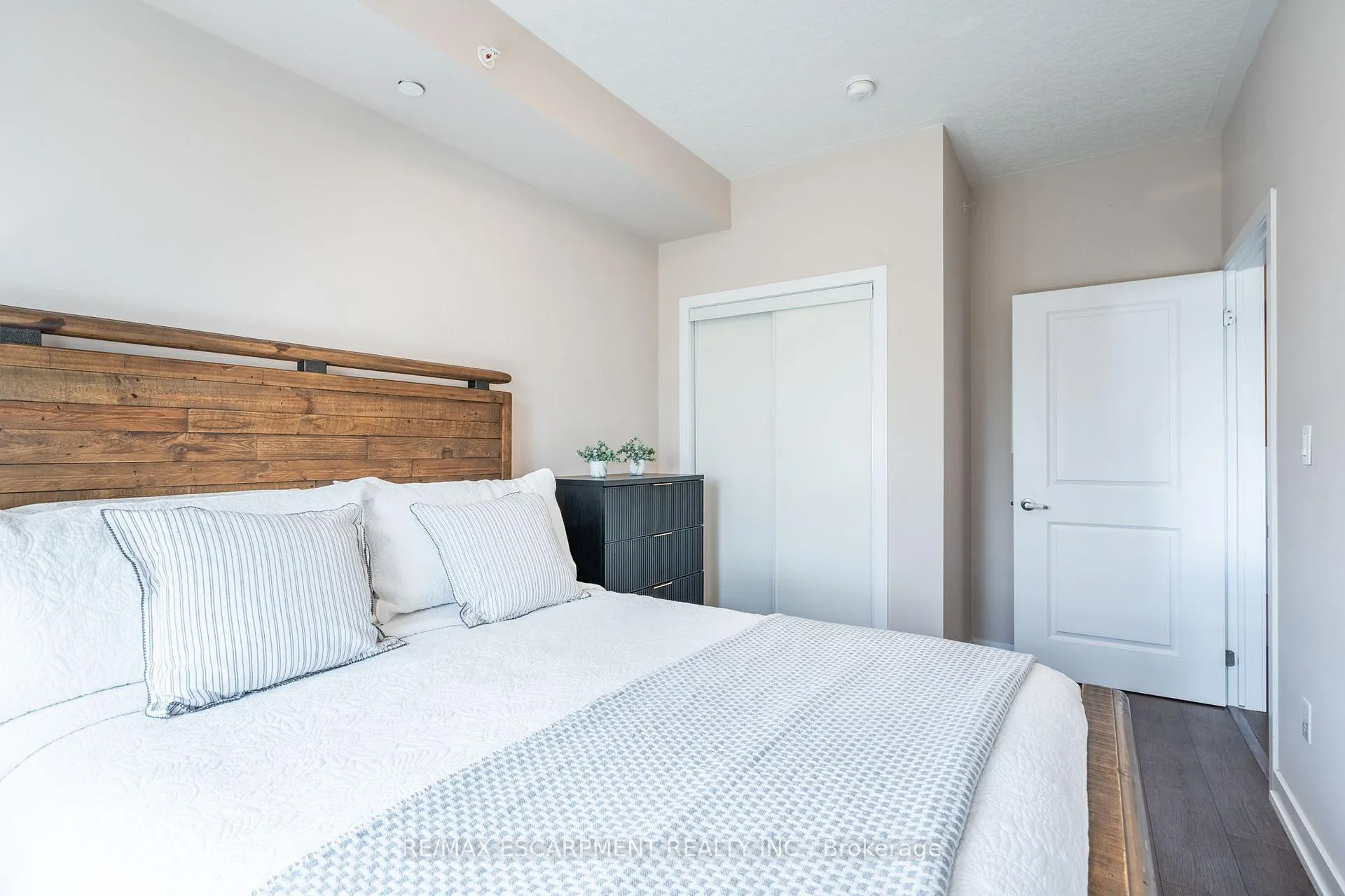 Photo 18 of Unit 313, 35 Southshore Crescent, Hamilton, Lakeshore — HOMEH