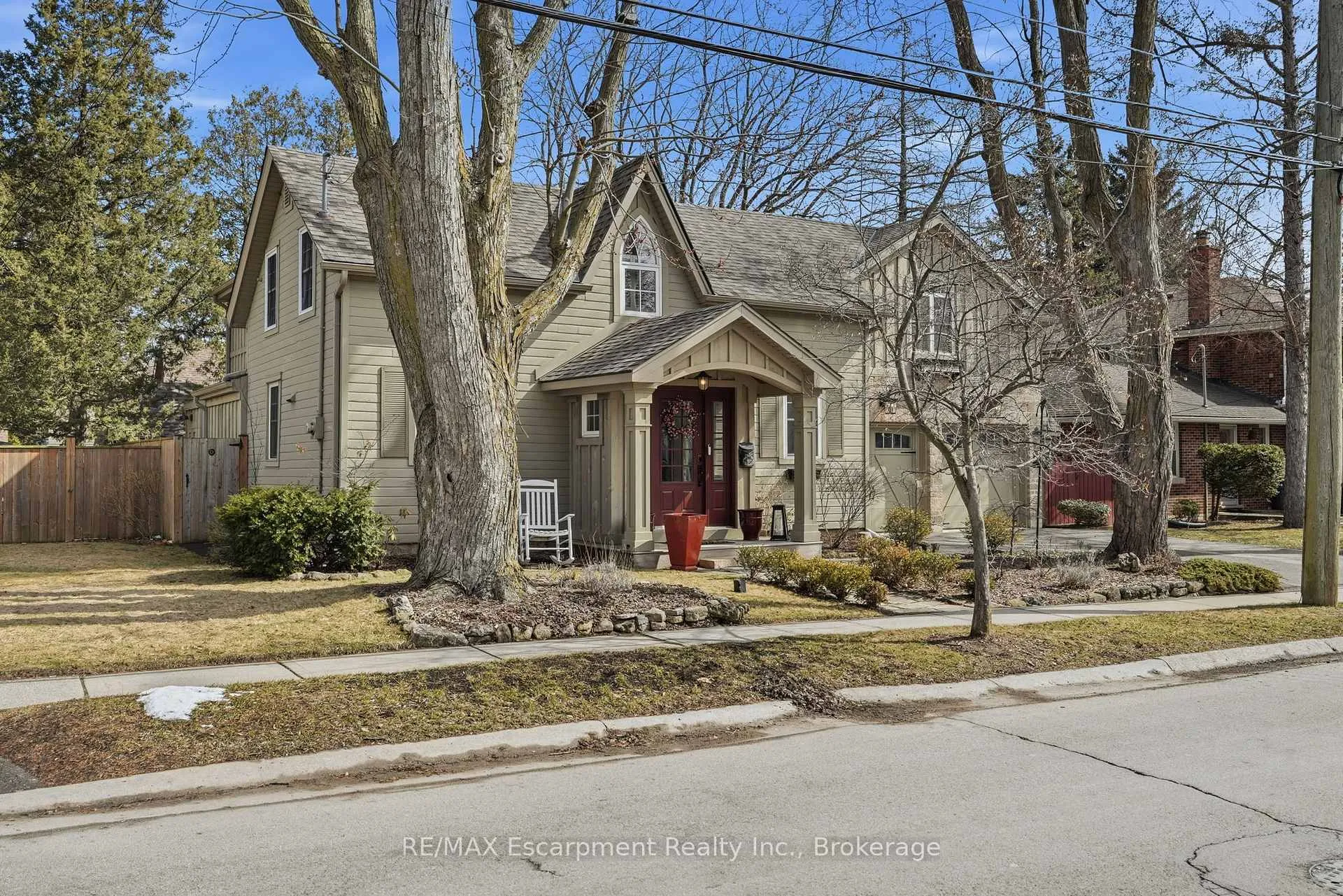 Photo 2 of 228 Mill Street N, Hamilton, Waterdown — HOMEH