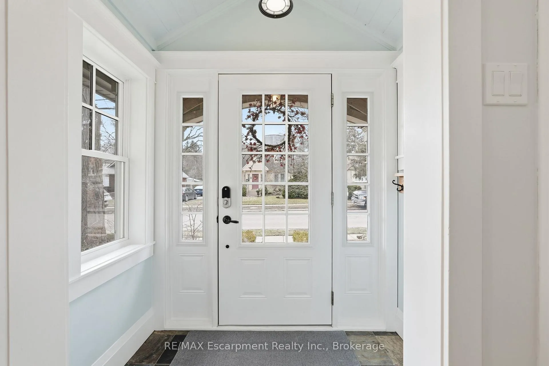 Photo 3 of 228 Mill Street N, Hamilton, Waterdown — HOMEH