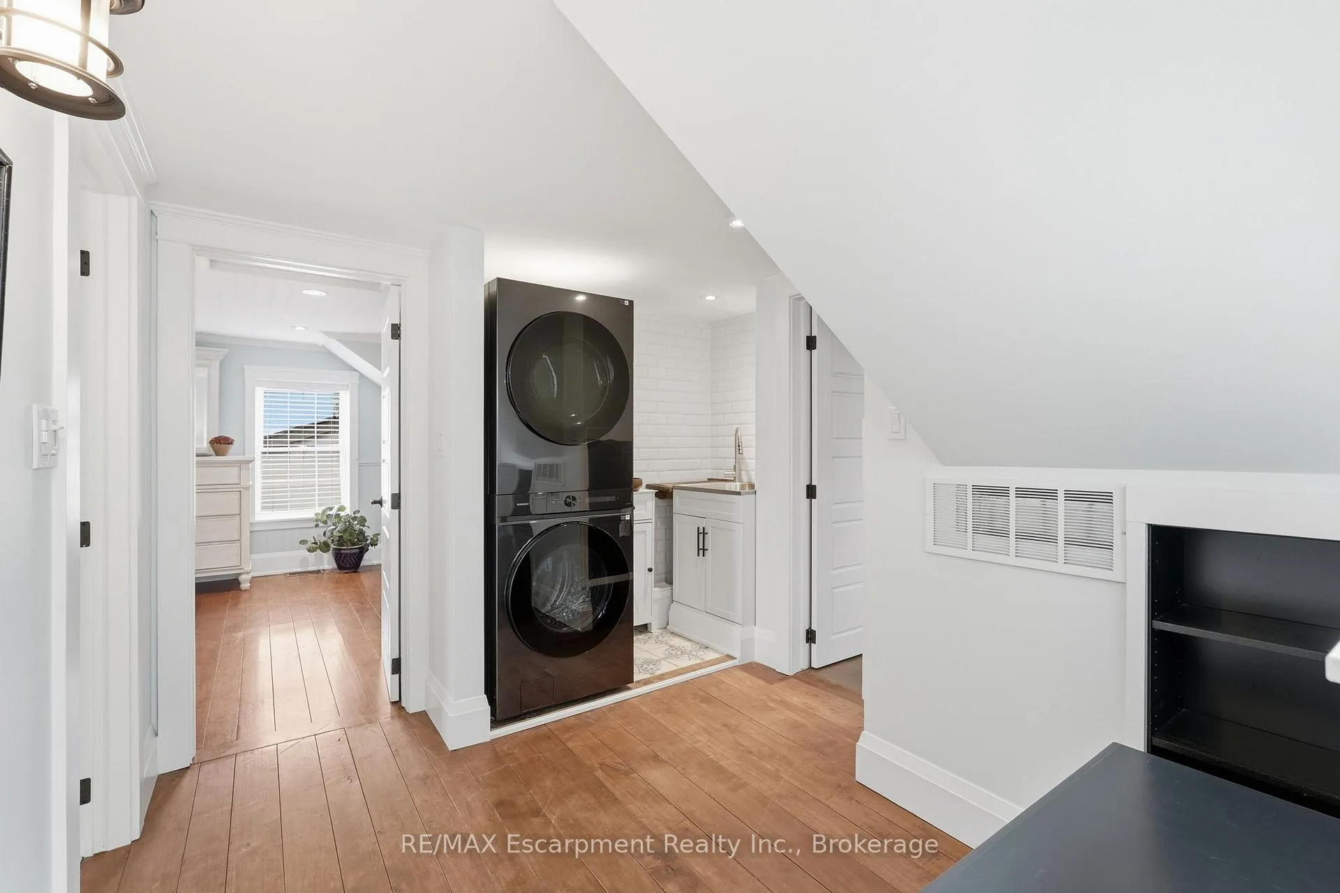Photo 22 of 228 Mill Street N, Hamilton, Waterdown — HOMEH