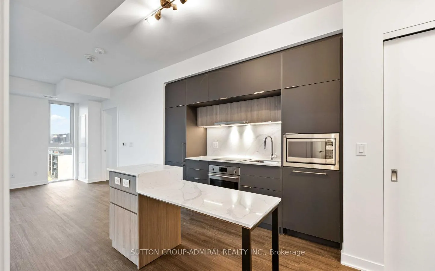 Photo 9 of Unit 902, 185 Alberta Avenue, Toronto, Oakwood Village — HOMEH