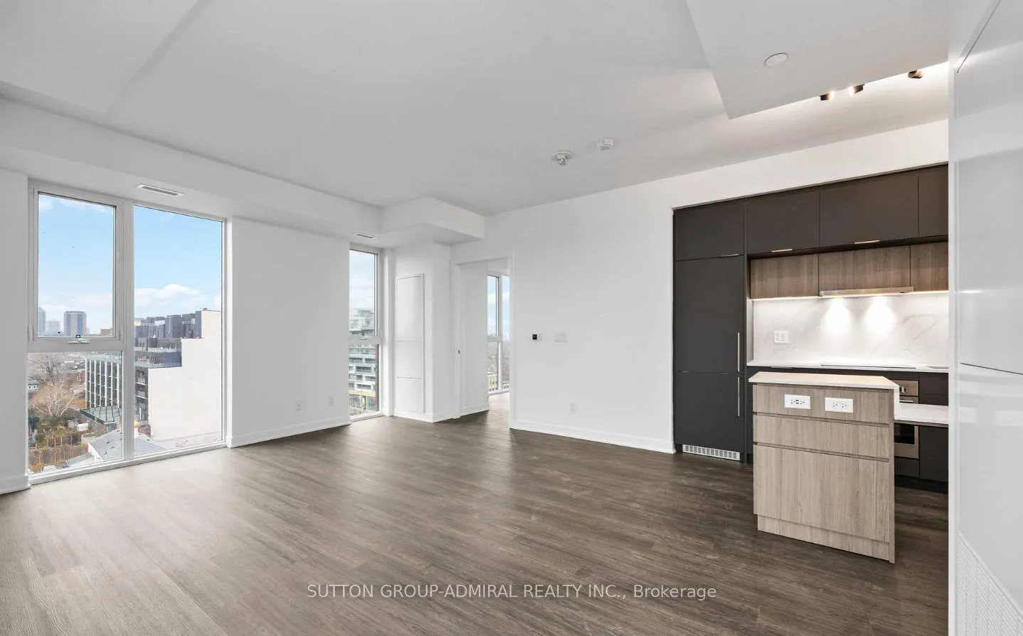Photo 10 of Unit 902, 185 Alberta Avenue, Toronto, Oakwood Village — HOMEH