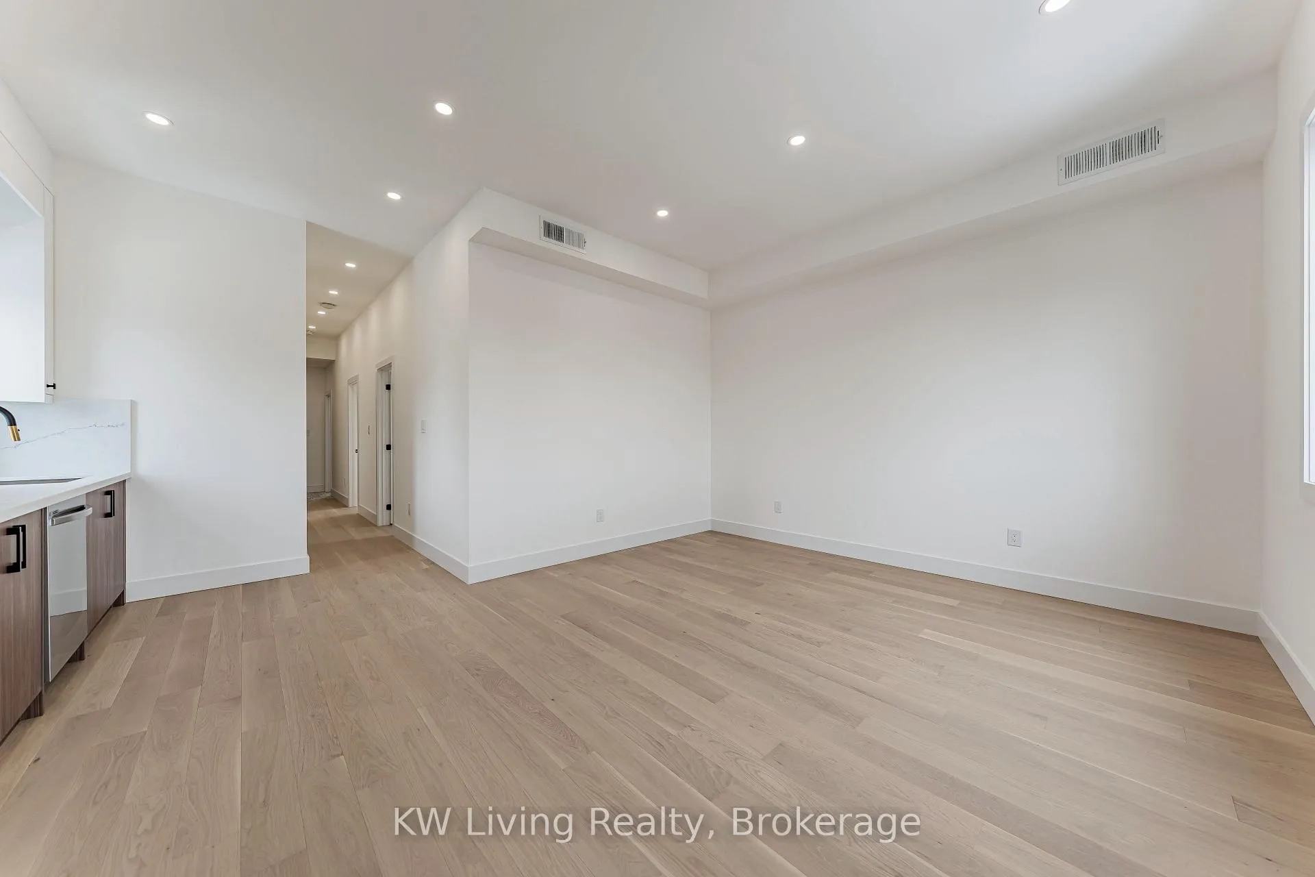 Photo 2 of Unit 201, 712 Eglinton Avenue E, Toronto, Leaside — HOMEH