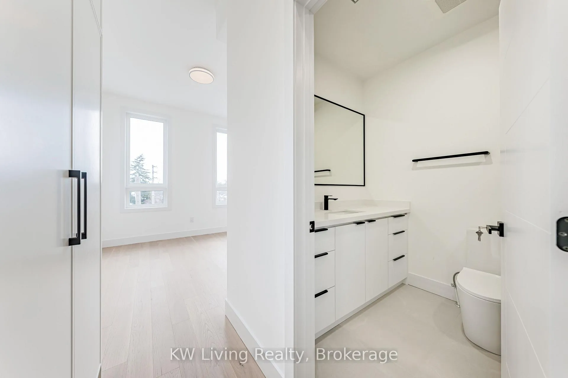 Photo 5 of Unit 201, 712 Eglinton Avenue E, Toronto, Leaside — HOMEH