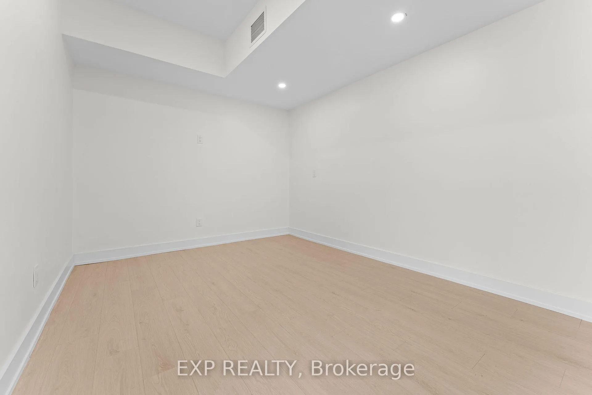 Photo 4 of Unit Unit #2, 1558 Queen Street E, Toronto, Greenwood-Coxwell — HOMEH