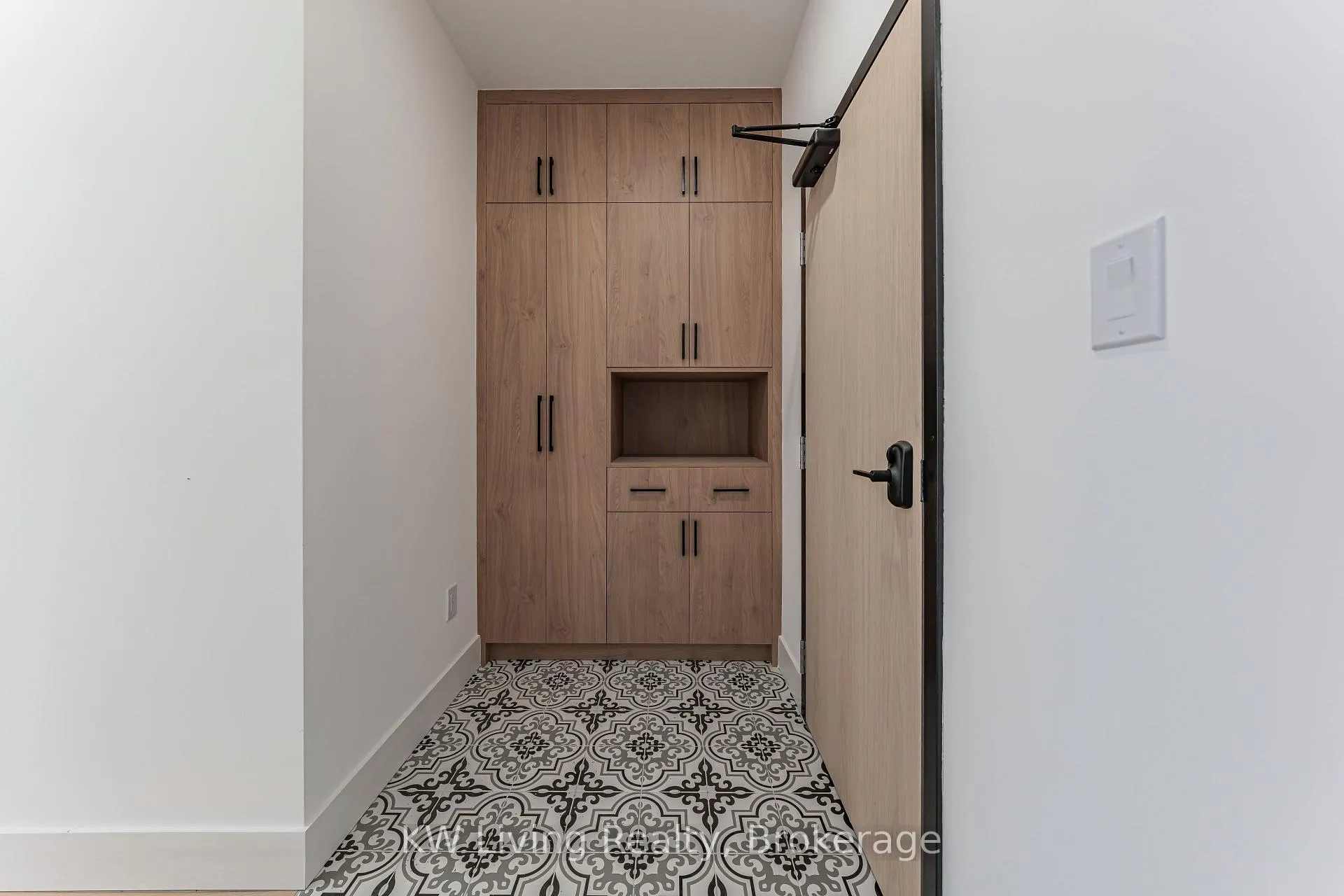 Photo 2 of Unit 301, 712 Eglinton Avenue E, Toronto, Leaside — HOMEH