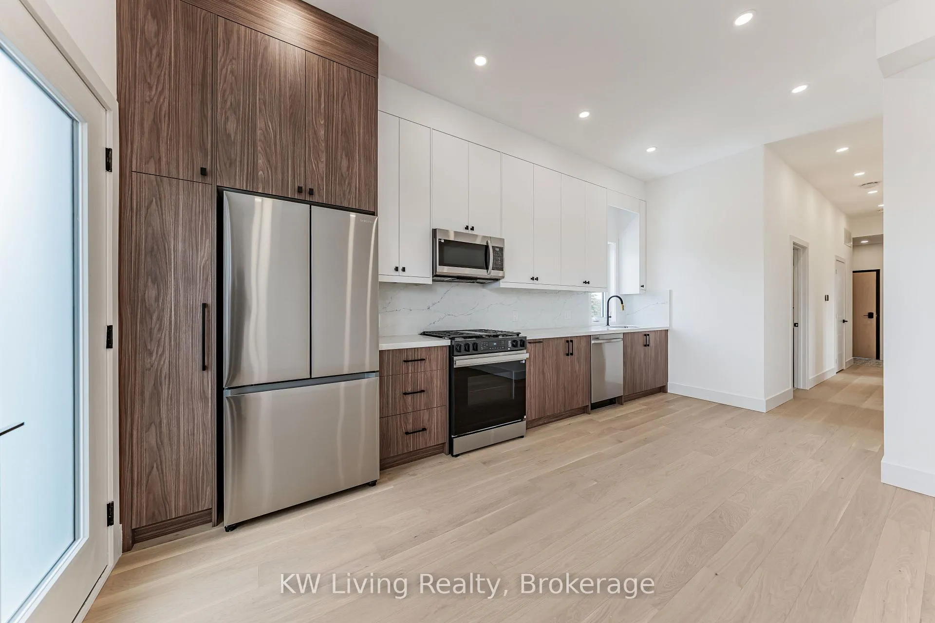 Photo 5 of Unit 301, 712 Eglinton Avenue E, Toronto, Leaside — HOMEH
