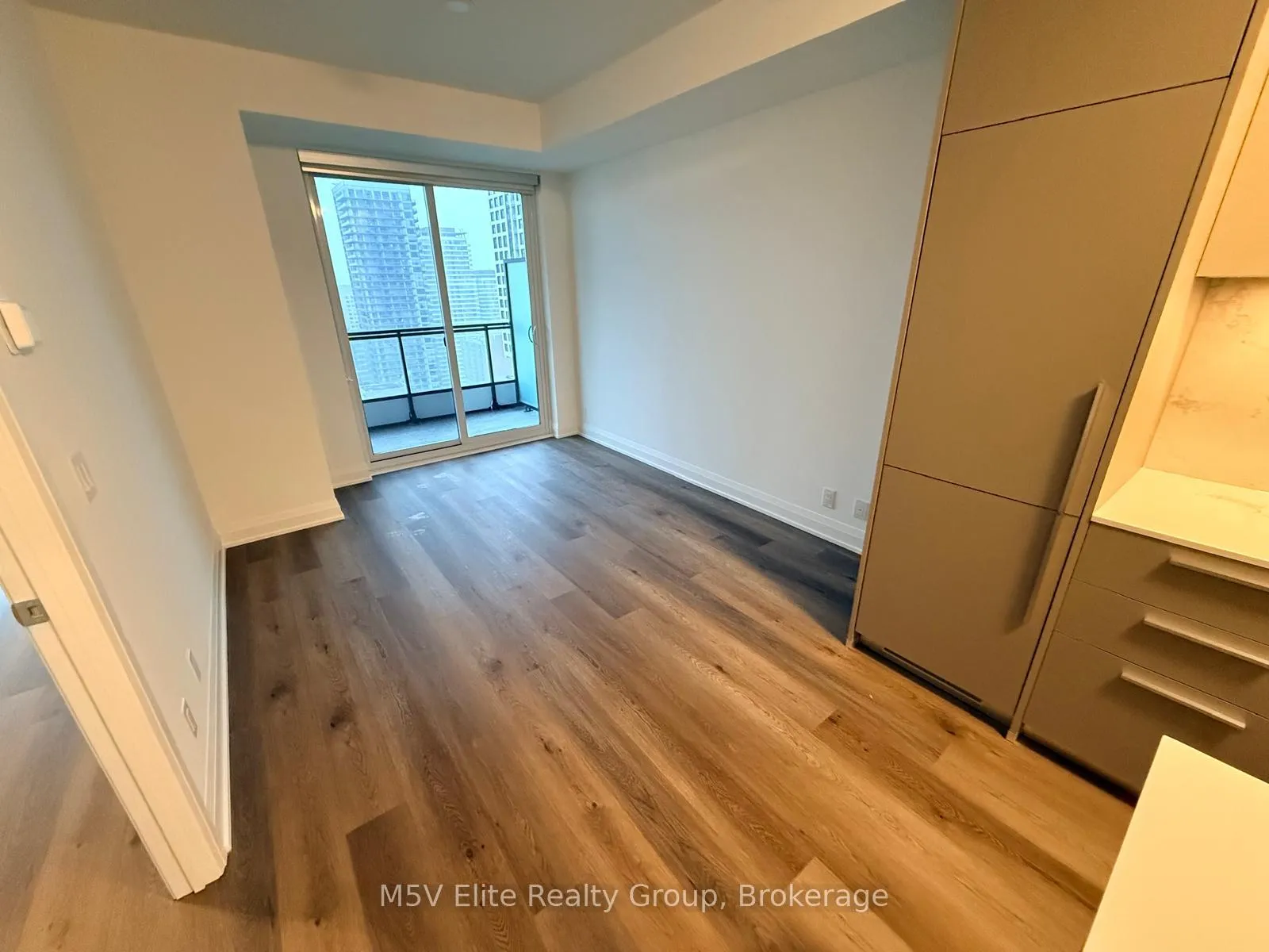 Photo 3 of Unit 2505, 65 Broadway Avenue, Toronto, Mount Pleasant West — HOMEH
